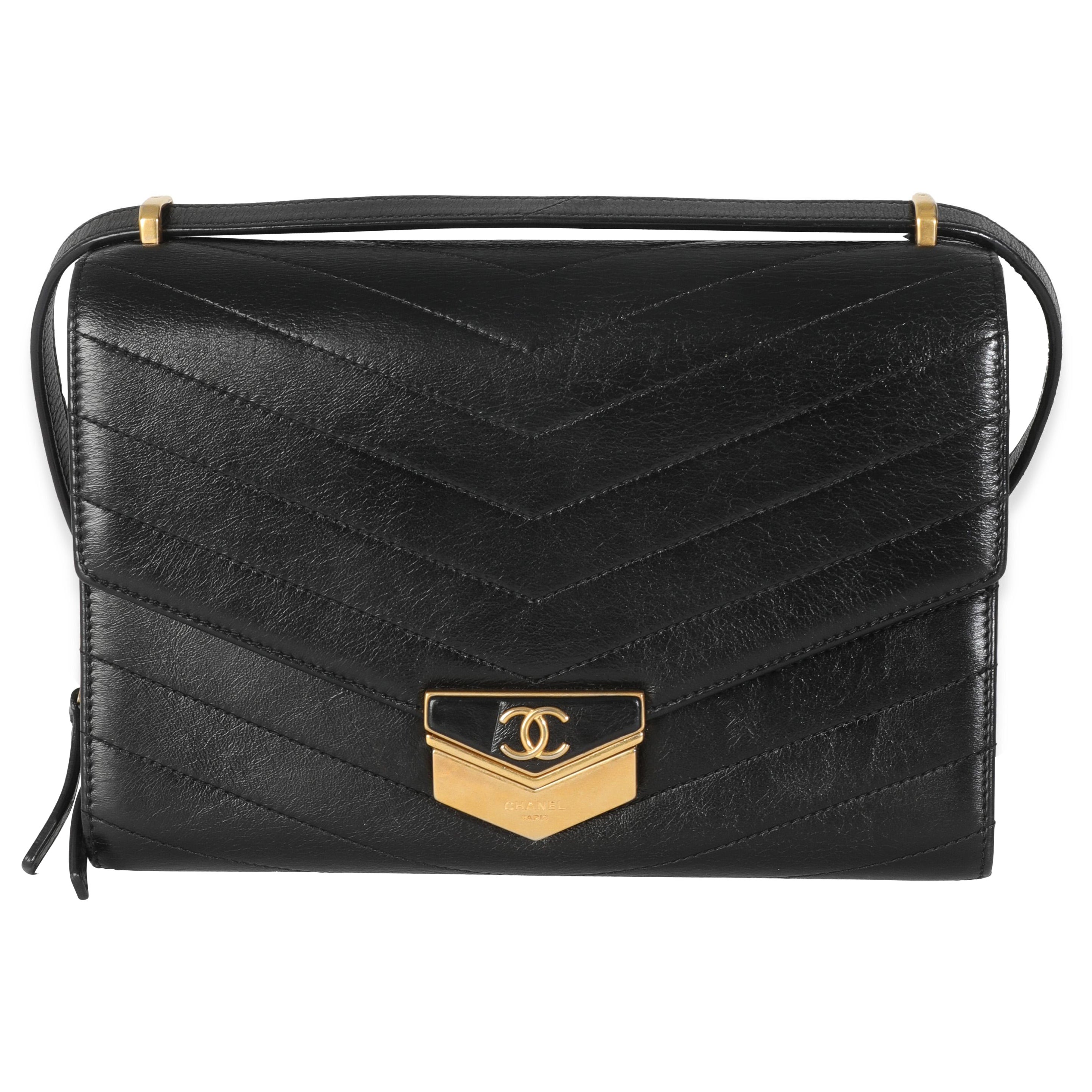 Chanel - Sac à rabat en cuir de vachette matelassé à chevron noir en vente