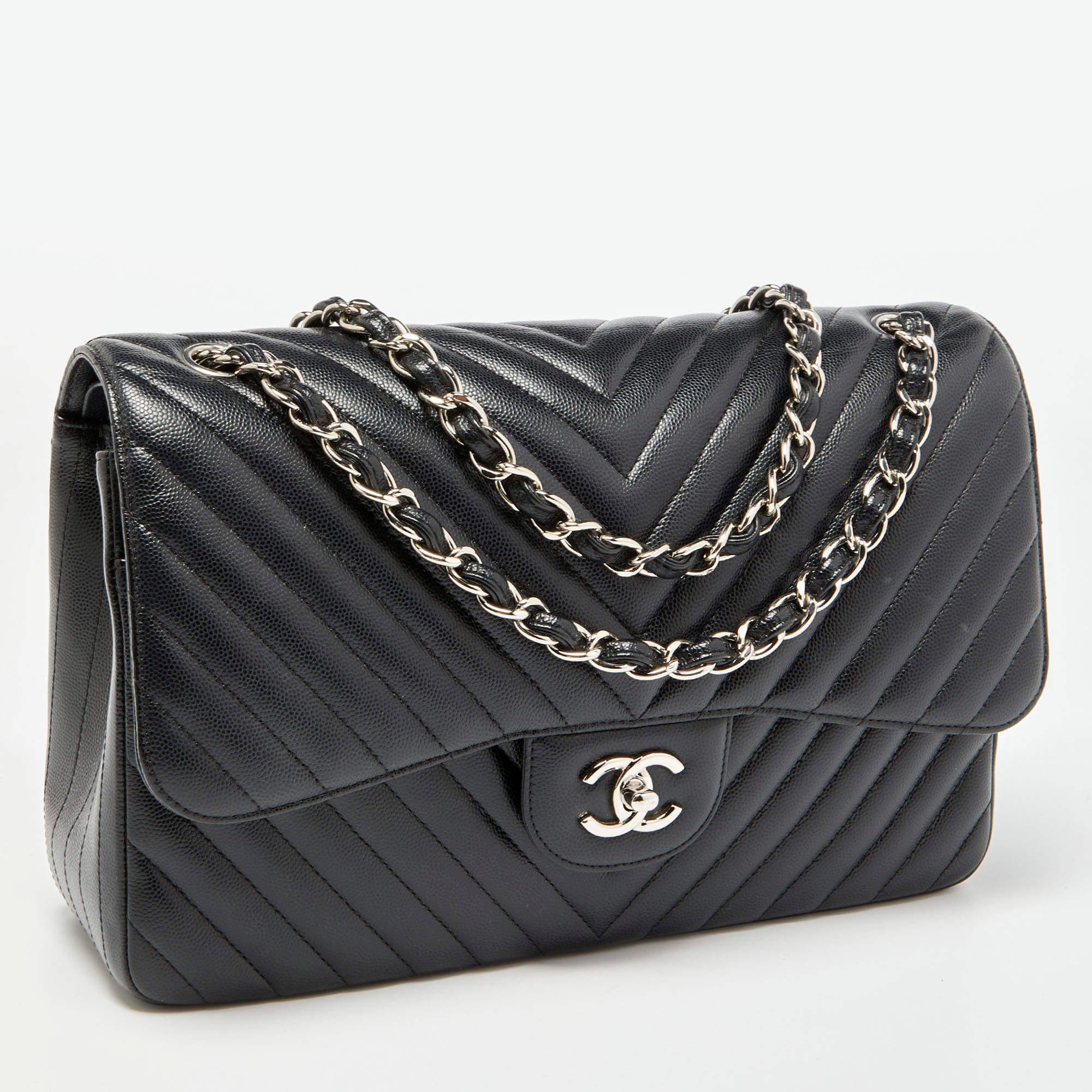 Chanel Black Chevron Quilted Caviar Leather Jumbo Classic Double Flap Bag In Good Condition In Dubai, Al Qouz 2