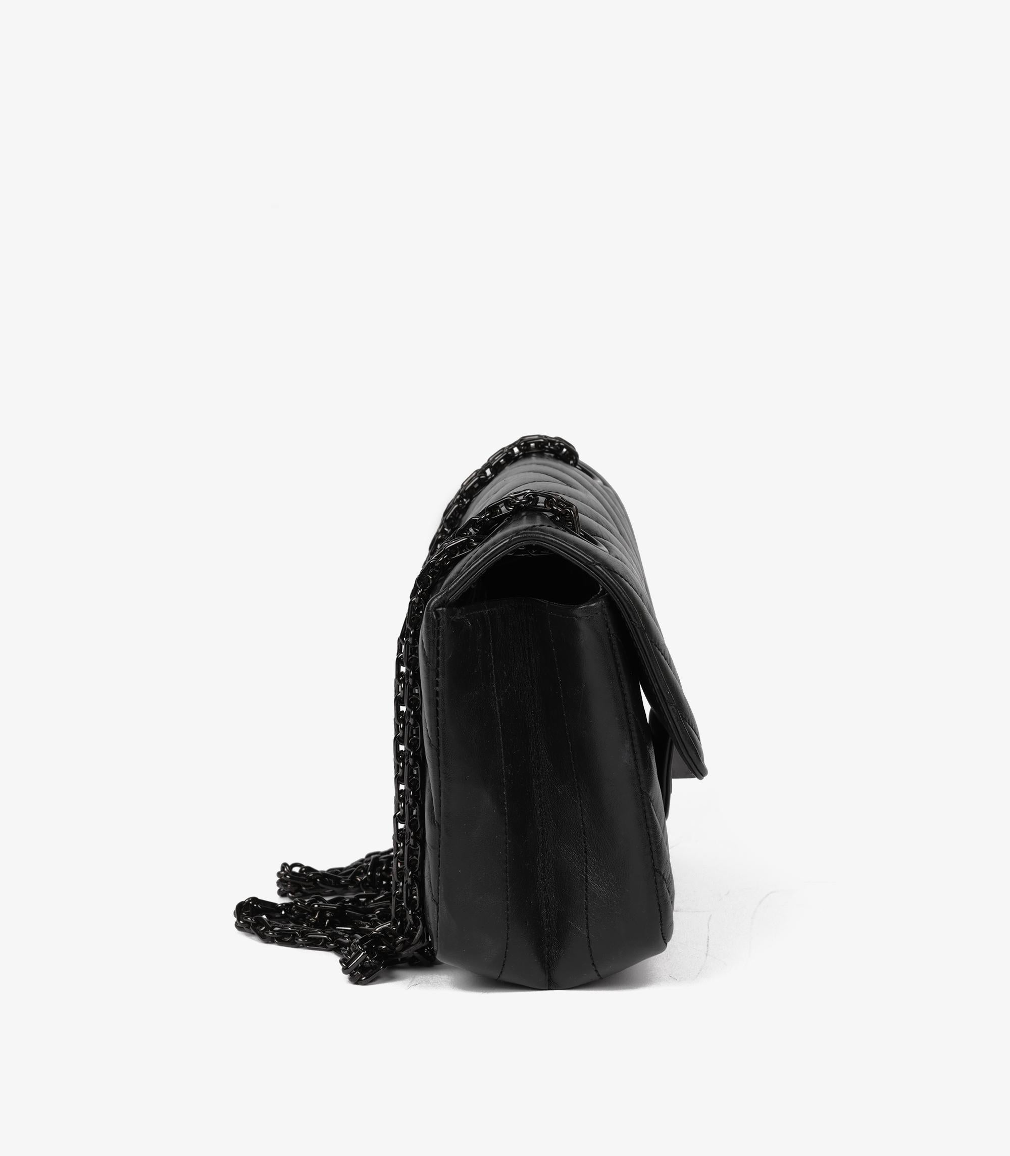 da uomo o donna Chanel Black Chevron Quilted Crinkled Calfskin Leather SO Black 224 2.55 Reissue in vendita