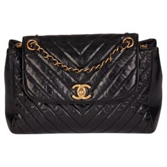 CHANEL Schwarze Chevron-Tasche aus gestepptem, zerknittertem Kalbsleder mit einer Klappe