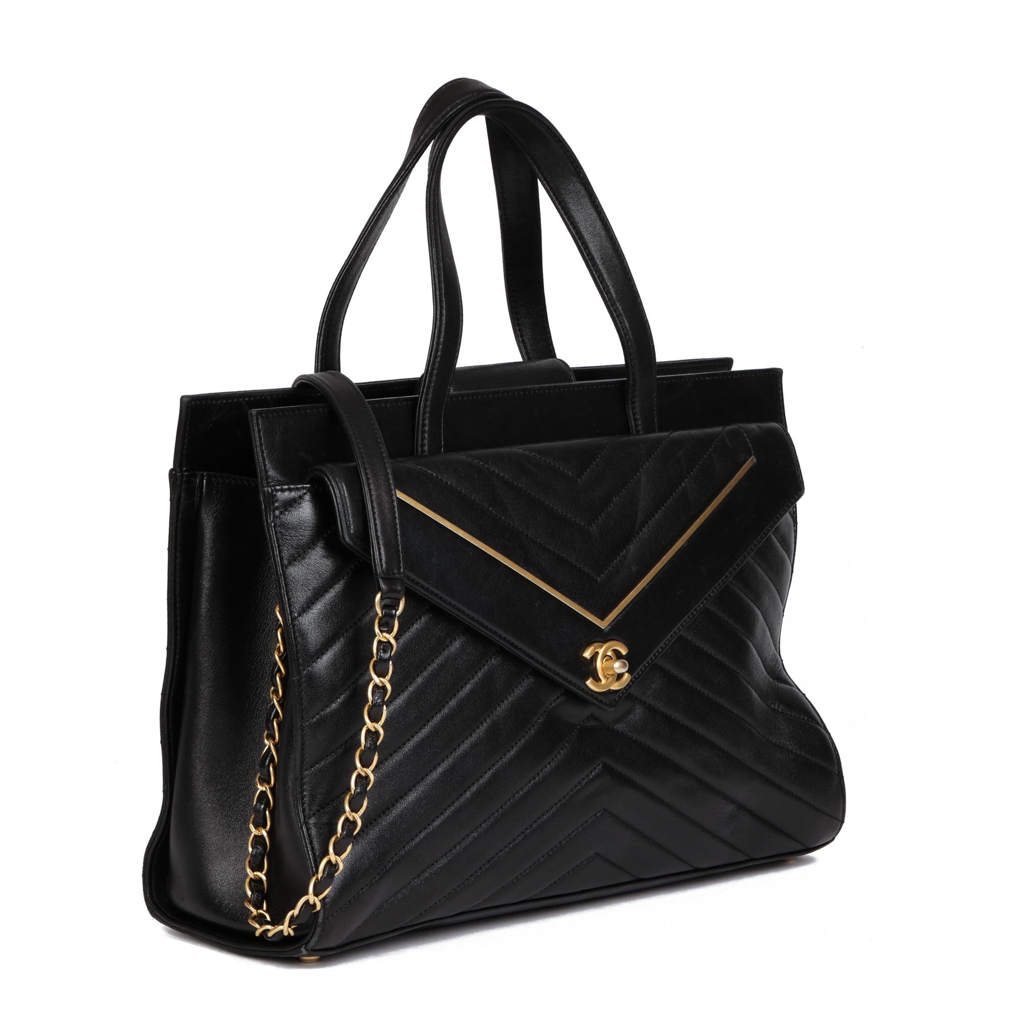 CHANEL
Black Chevron Quilted Lambskin Classic Shoulder Tote

Xupes Reference: CB672
Serial Number: 24737143
Age (Circa): 2017
Accompanied By: Chanel Shoulder Strap
Authenticity Details: Serial Sticker (Made in Italy)
Gender: Ladies
Type: Tote,