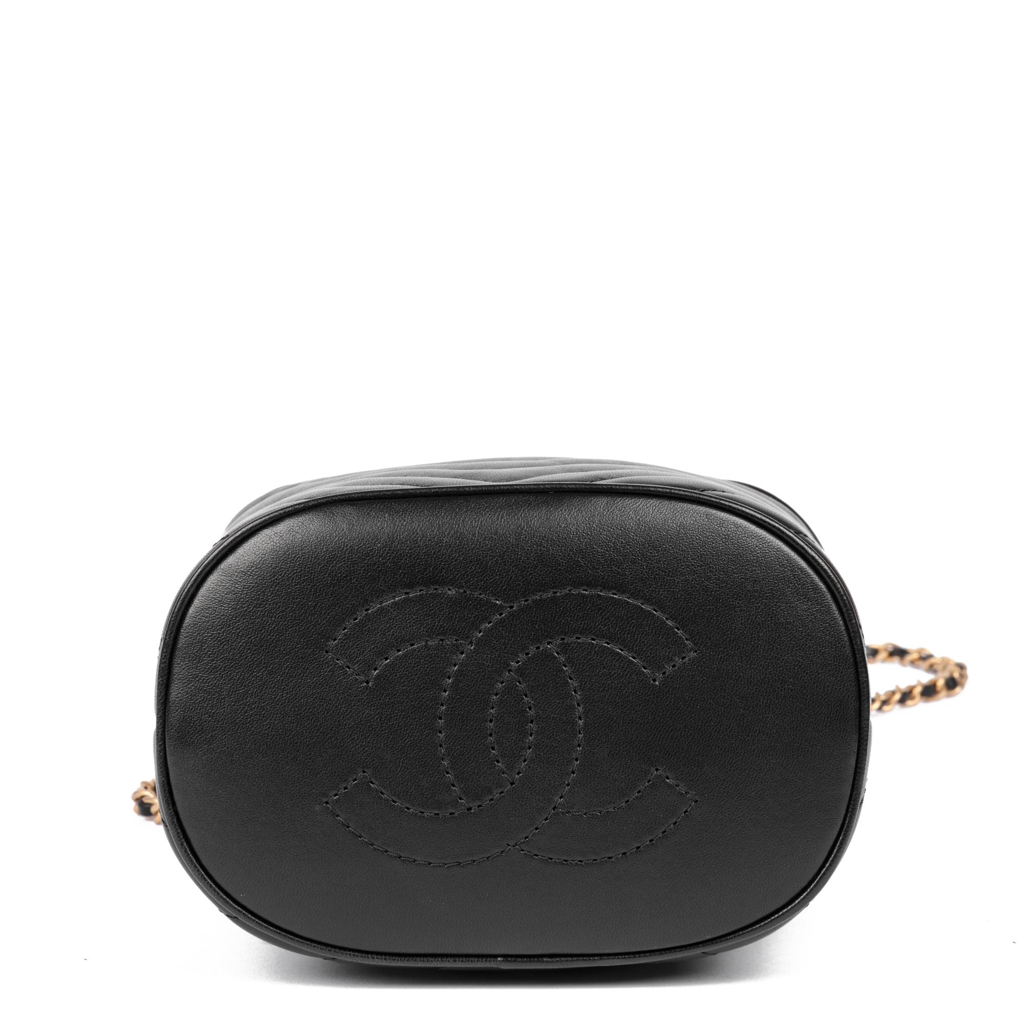 CHANEL Black Chevron Quilted Lambskin Handle with Chic Bucket Bag For Sale 1