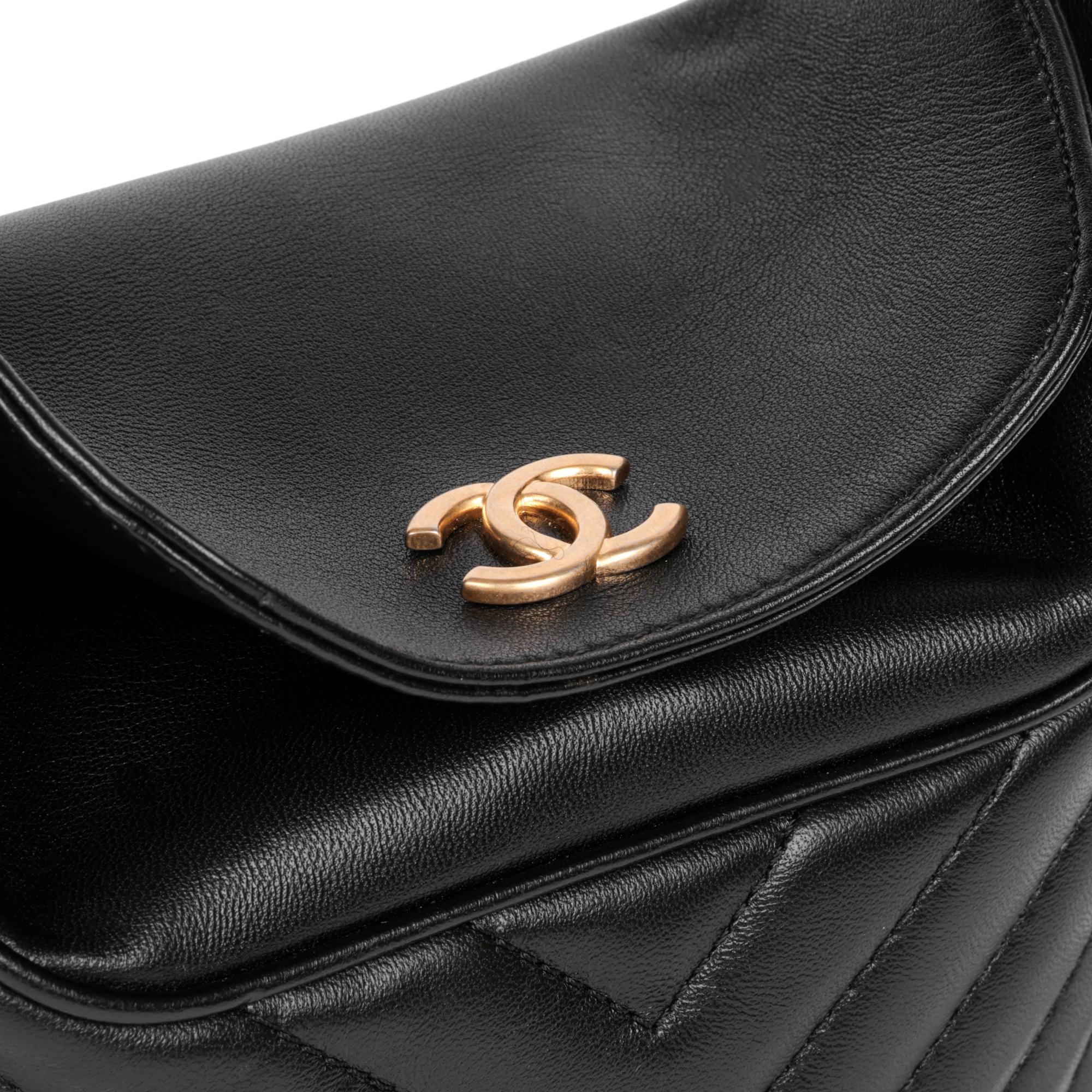 CHANEL Black Chevron Quilted Lambskin Handle with Chic Bucket Bag For Sale 4