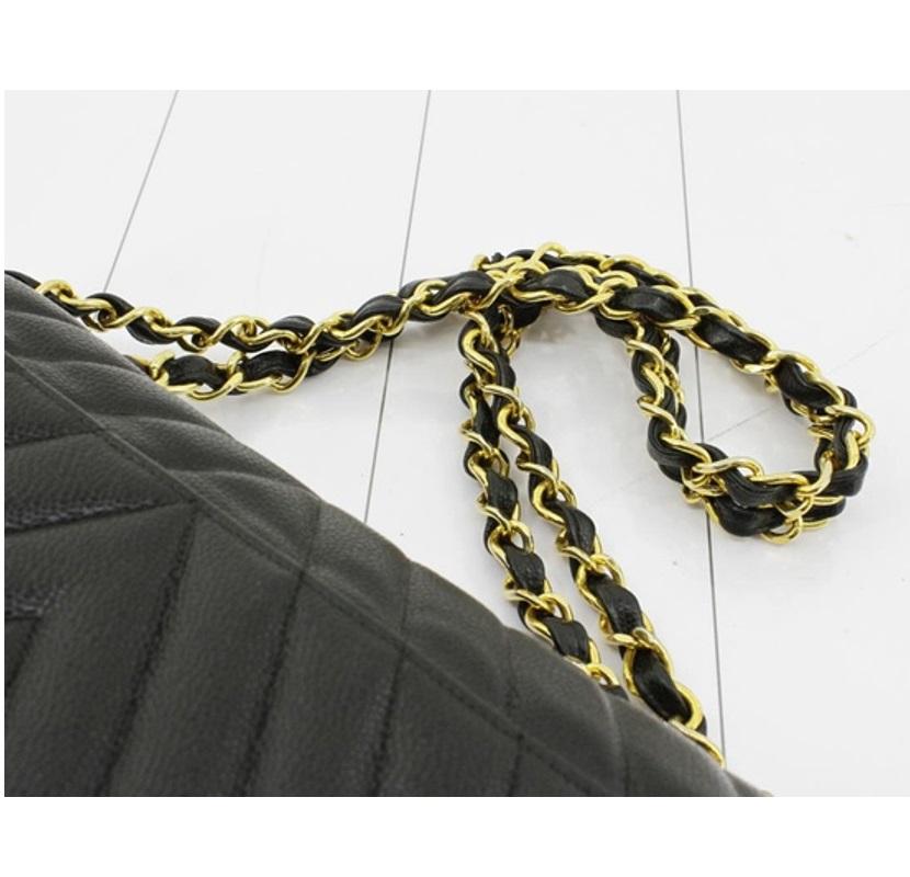 Women's Chanel Black Chevron Quilted Lambskin Leather Medium Classic Flap Shoulder Bag For Sale
