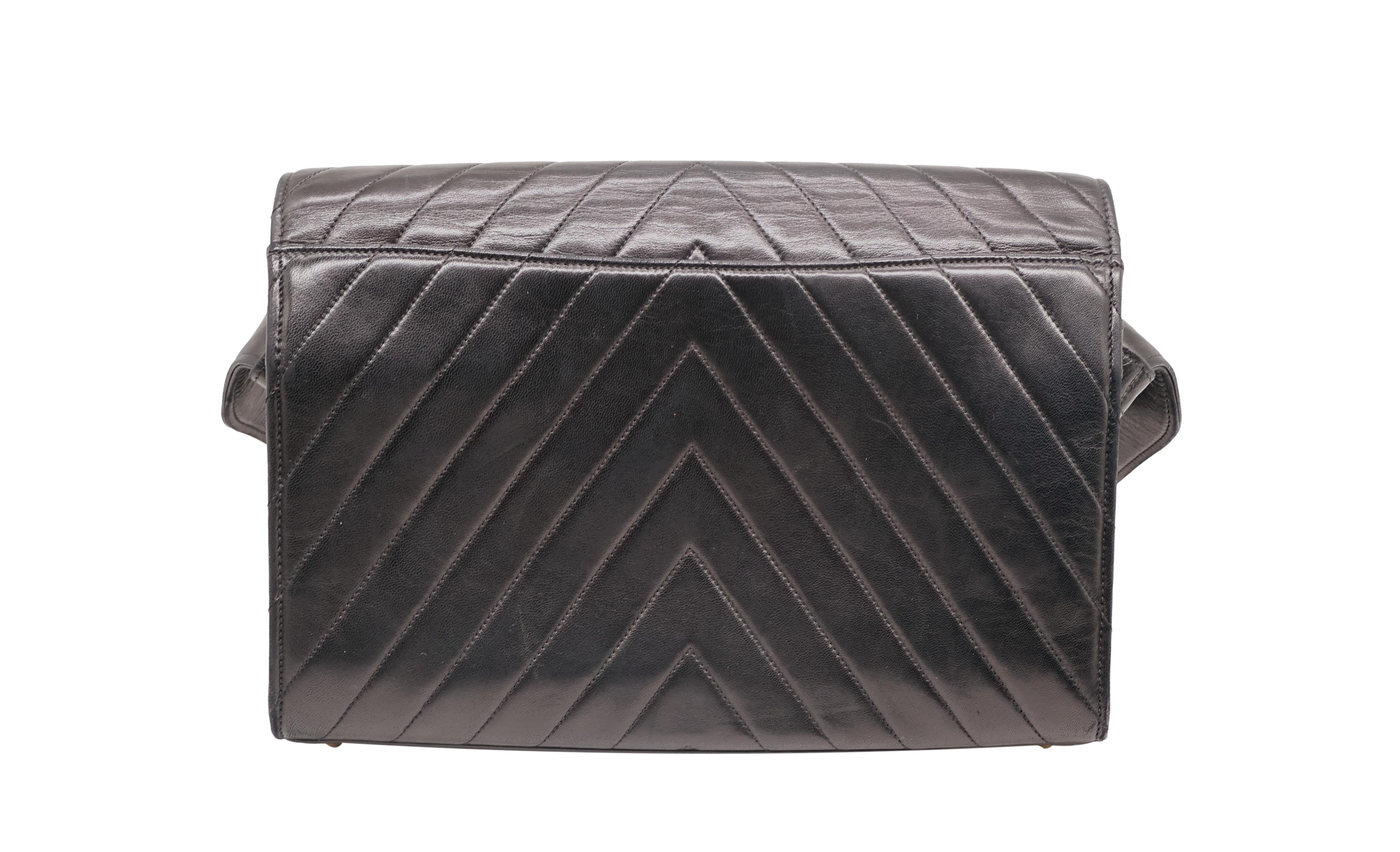 Chanel Black Chevron Quilted Lambskin Leather Single Flap Shoulder Bag, 1994. Unisexe en vente