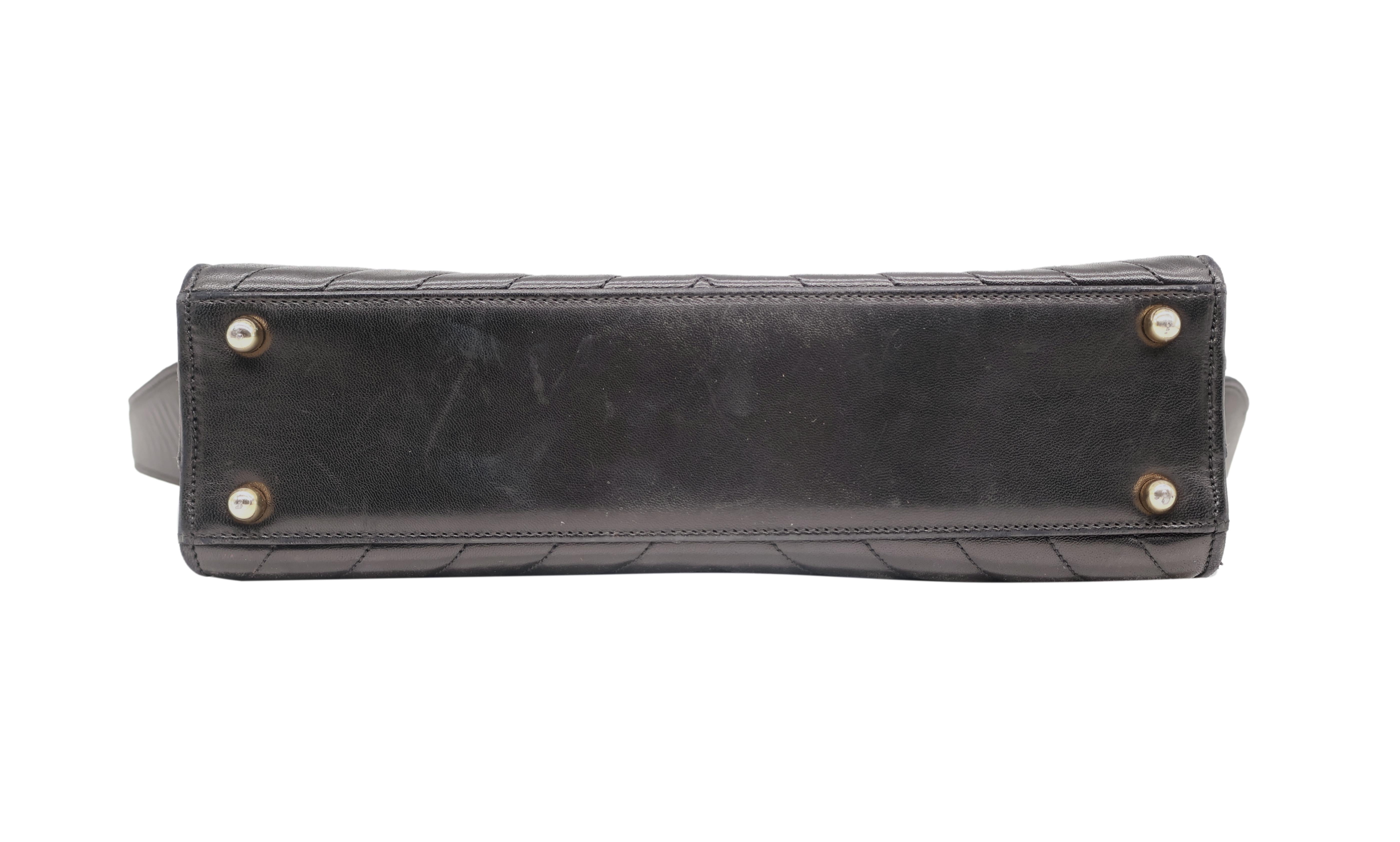 Chanel Black Chevron Quilted Lambskin Leather Single Flap Shoulder Bag, 1994. en vente 1