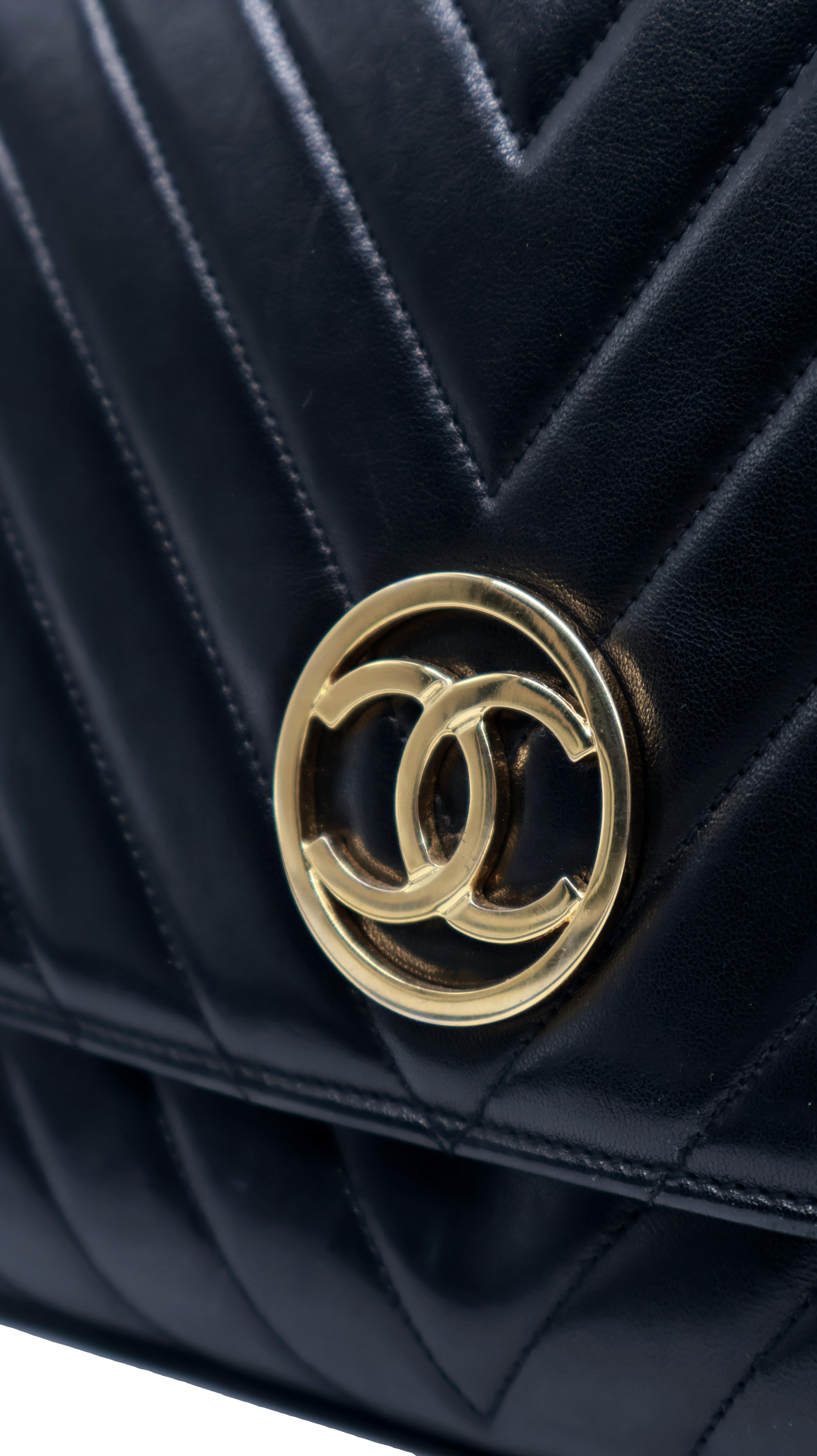 Chanel Black Chevron Quilted Lambskin Leather Single Flap Shoulder Bag, 1994. en vente 2