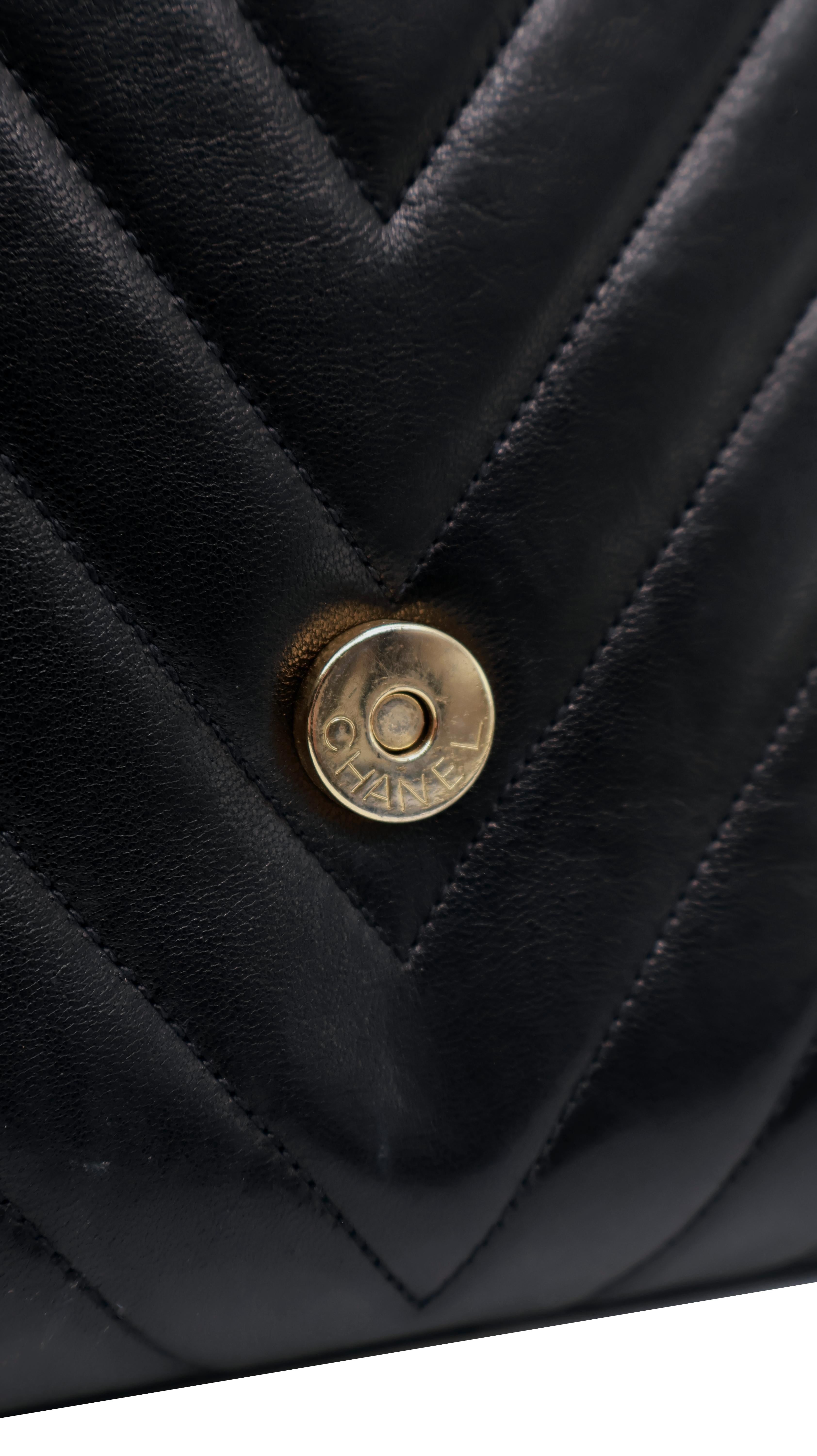 Chanel Black Chevron Quilted Lambskin Leather Single Flap Shoulder Bag, 1994. en vente 3