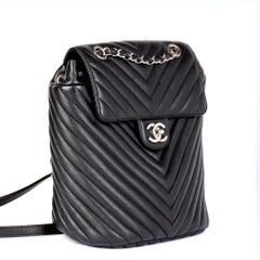 CHANEL Schwarzer Chevron-Rucksack aus gestepptem Lammfell