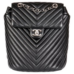 CHANEL Petit sac à dos Urban Spirit en cuir d'agneau matelassé à chevrons noirs