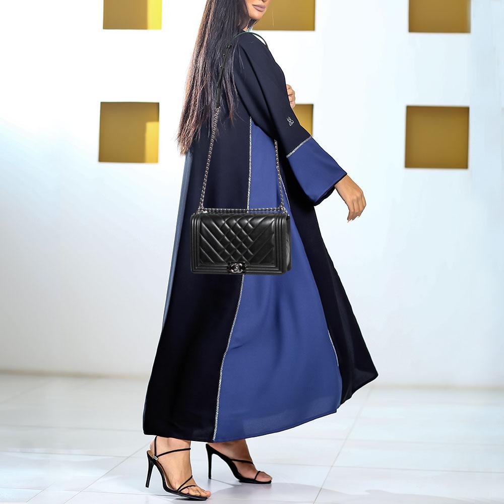 Chanel Black Chevron Quilted Leather New Medium Boy Flap Bag In Good Condition In Dubai, Al Qouz 2