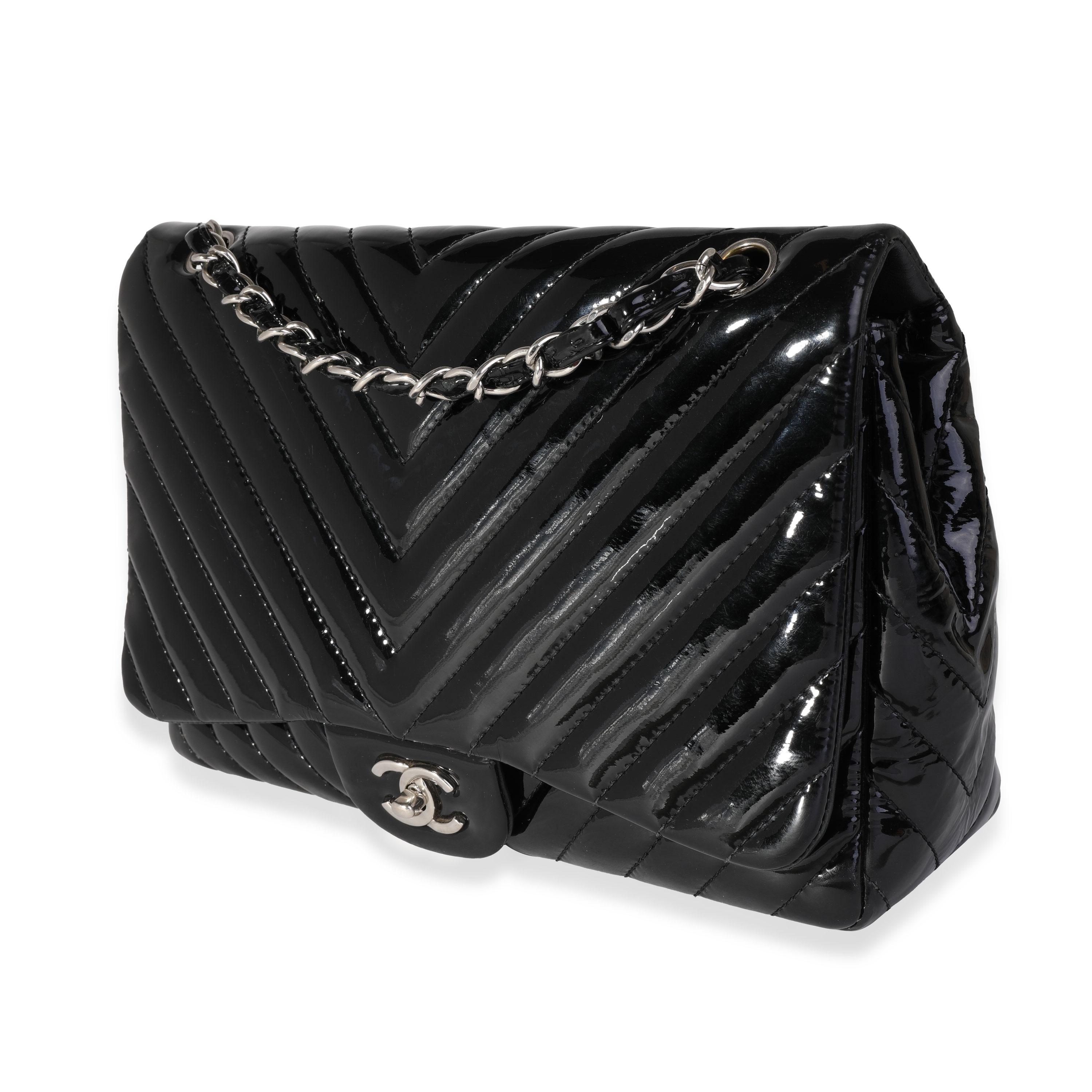 Chanel Black Chevron Quilted Patent Leather Jumbo Classic Single Flap Bag In Good Condition In New York, NY
