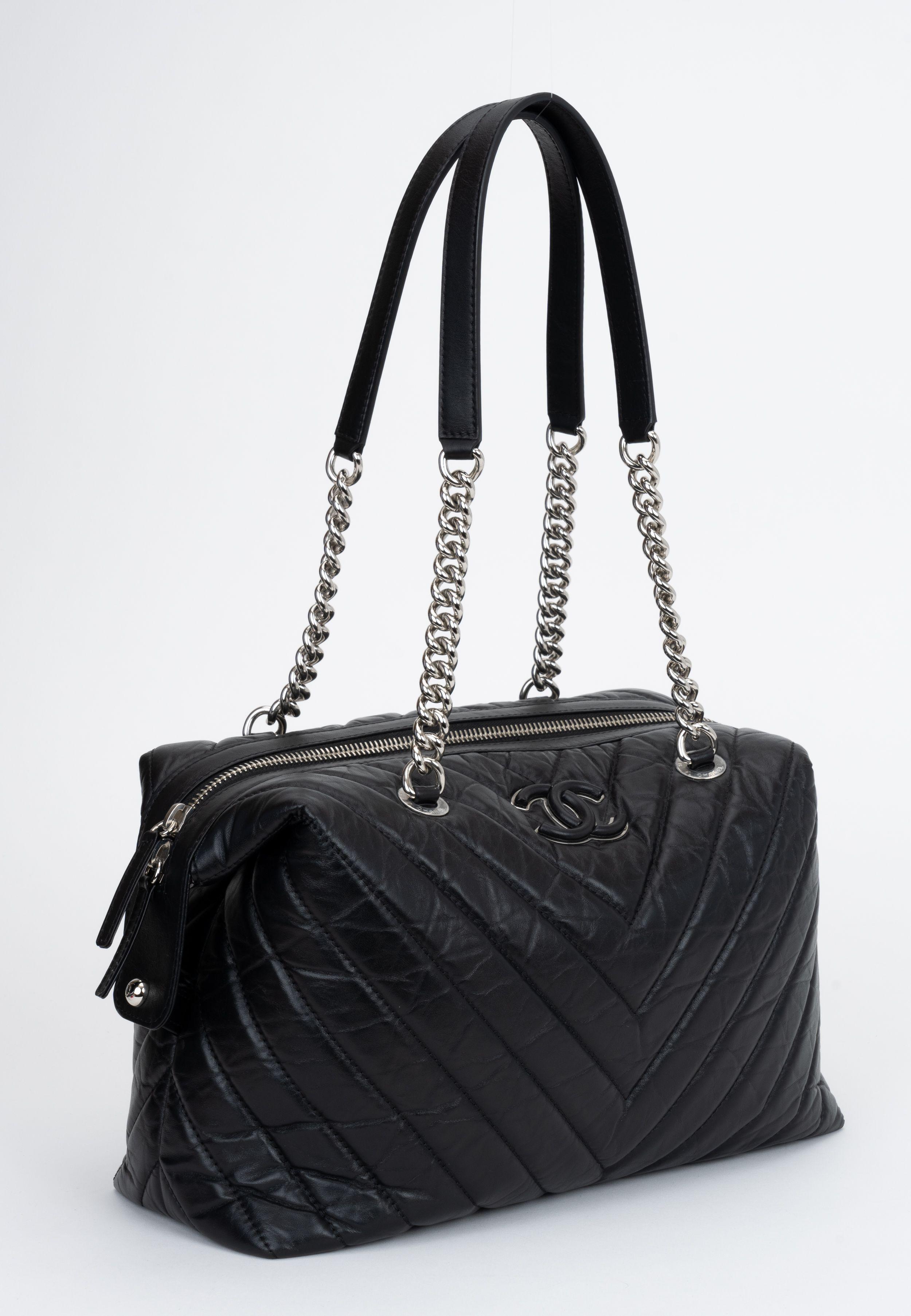 Chanel schwarze Chevron-Leder-Umhängetasche mit doppeltem Riemen. Vorderseite mit verdecktem Logo. Collection'S 26. Schulterhöhe 13