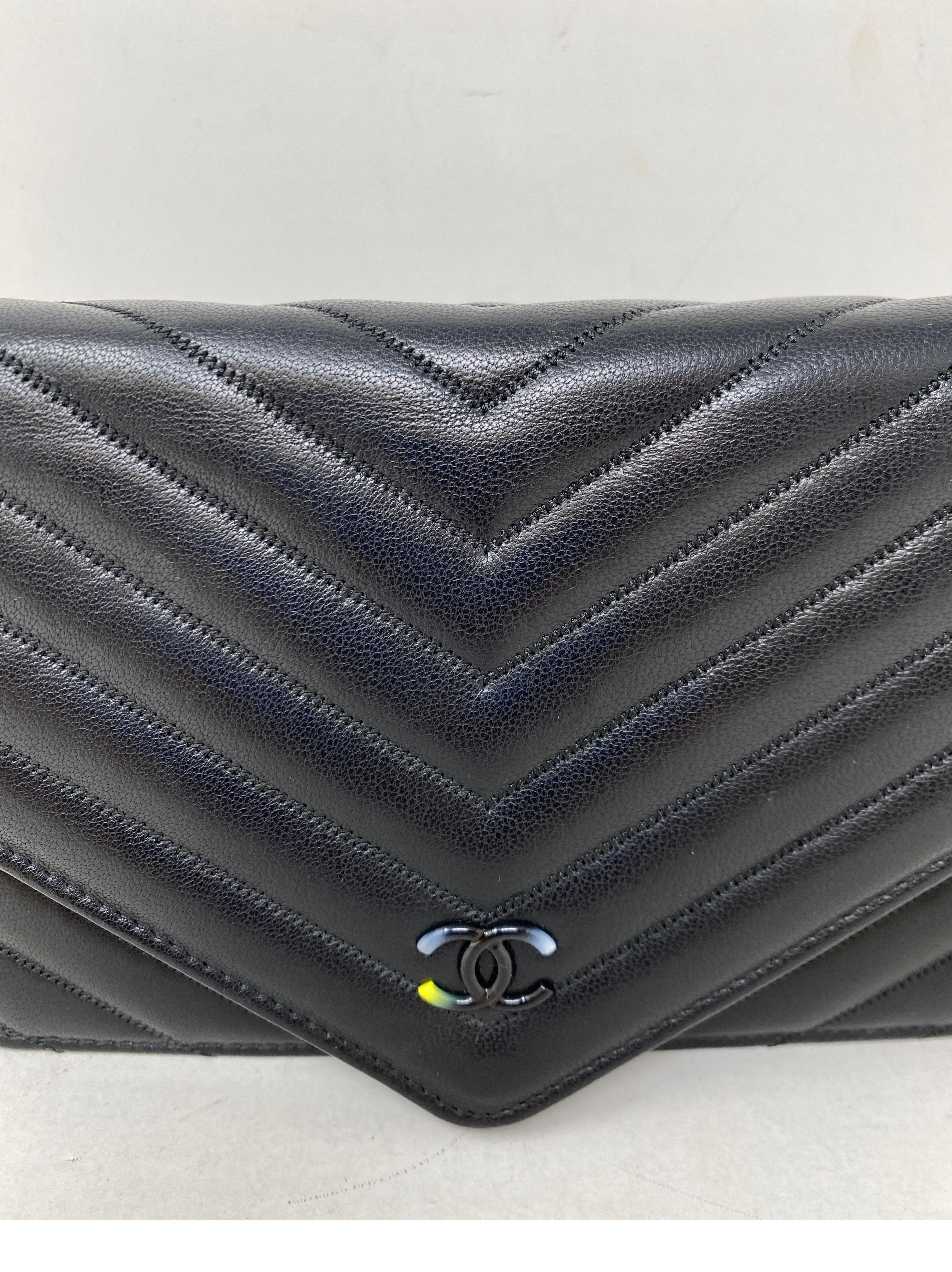 Chanel Black Chevron Wallet On A Chain Bag  In Excellent Condition In Athens, GA