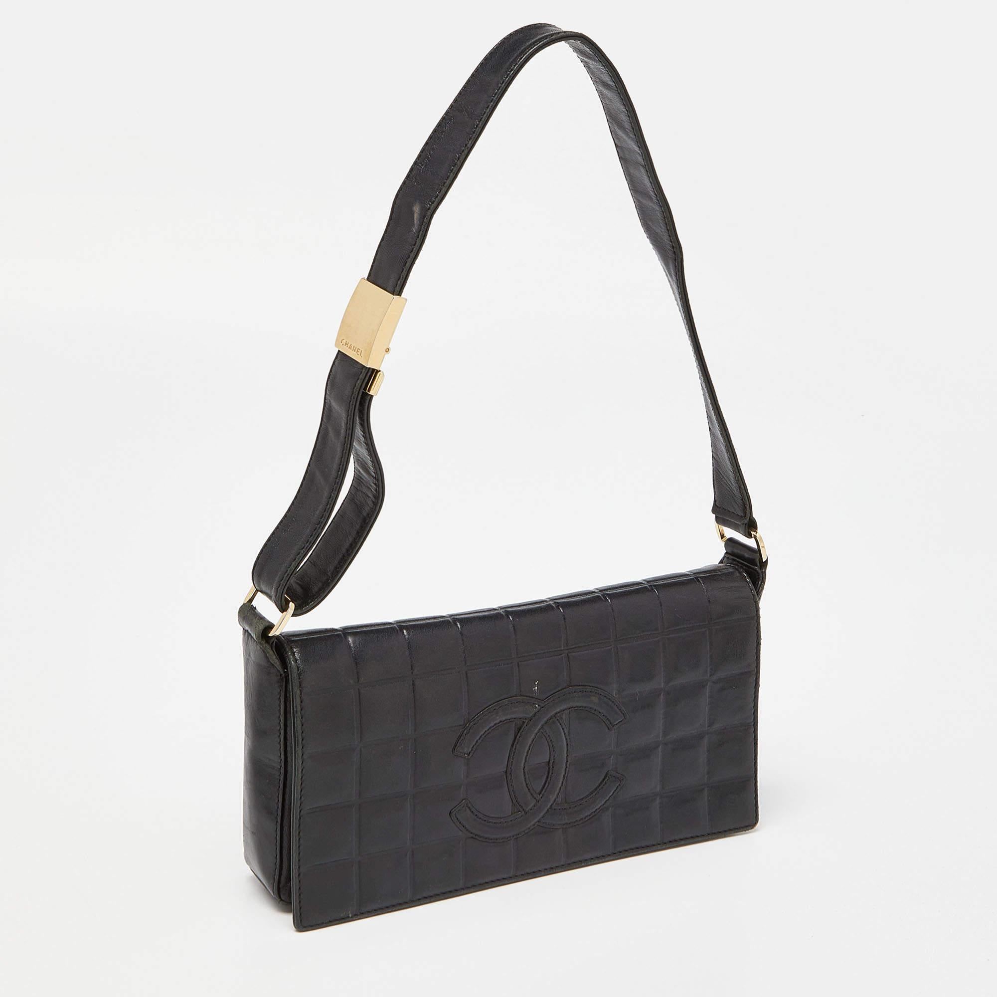 Chanel Black Chocolate Bar Leather Vintage Flap Bag In Fair Condition For Sale In Dubai, Al Qouz 2