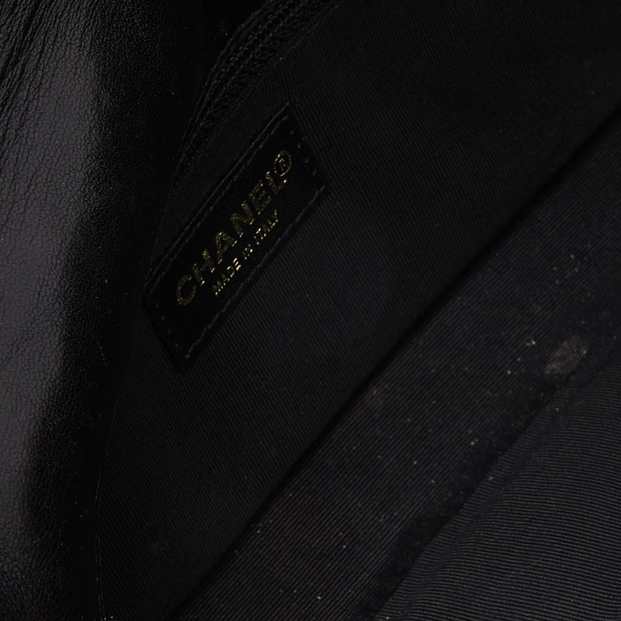 Chanel - Sac à rabat vintage en cuir noir avec barre de chocolat en vente 5