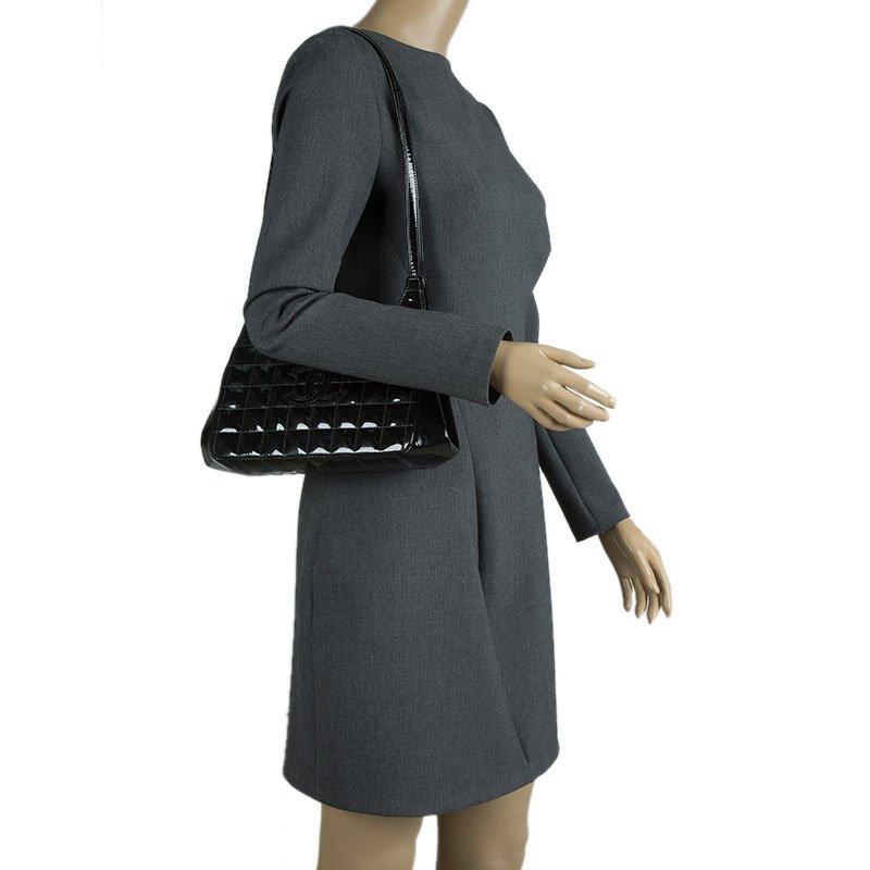 Chanel Black Chocolate Bar Patent Leather Kisslock Shoulder Bag In Good Condition In Dubai, Al Qouz 2