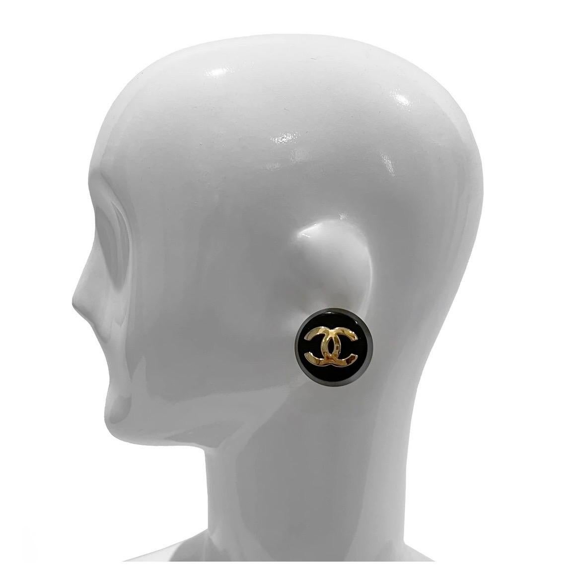 Chanel Schwarze Kreis-Logo-Ohrclips (Late 1980er / Anfang der 90er Jahre) im Zustand „Gut“ im Angebot in Los Angeles, CA