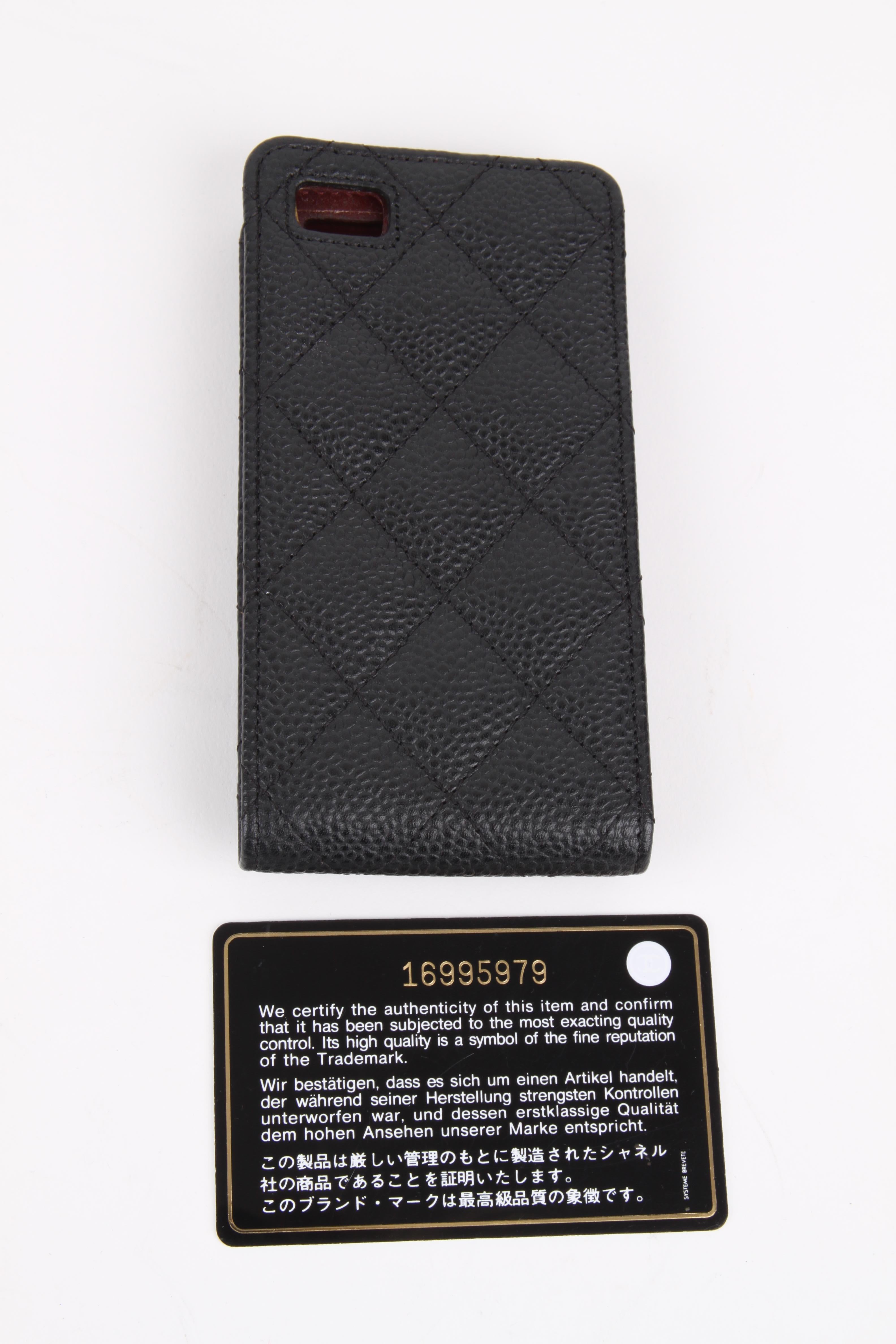 Women's or Men's Chanel black classic caviar leather CC logo quilted exterior phone case For Sale