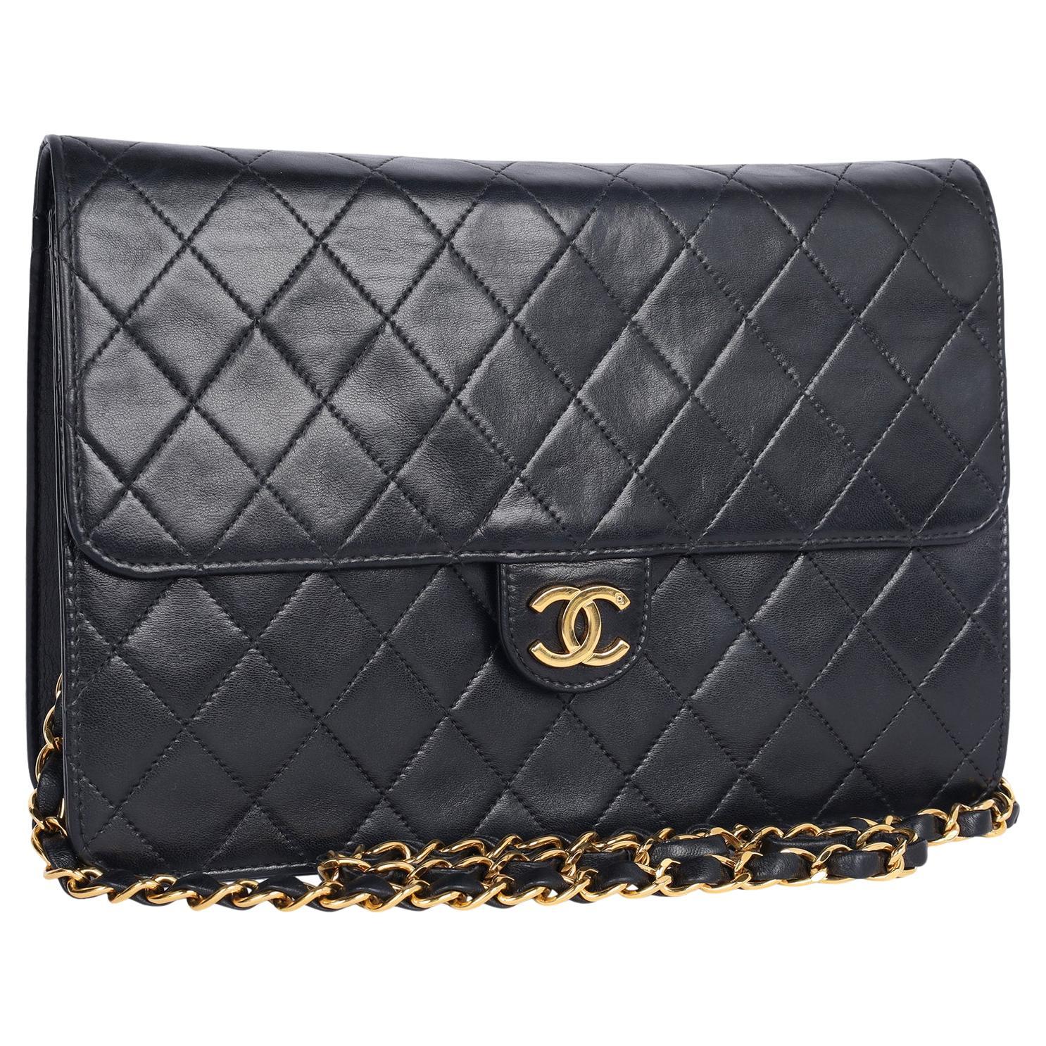 Chanel - Sac à bandoulière en cuir matelassé à rabat frontal Classic - noir en vente