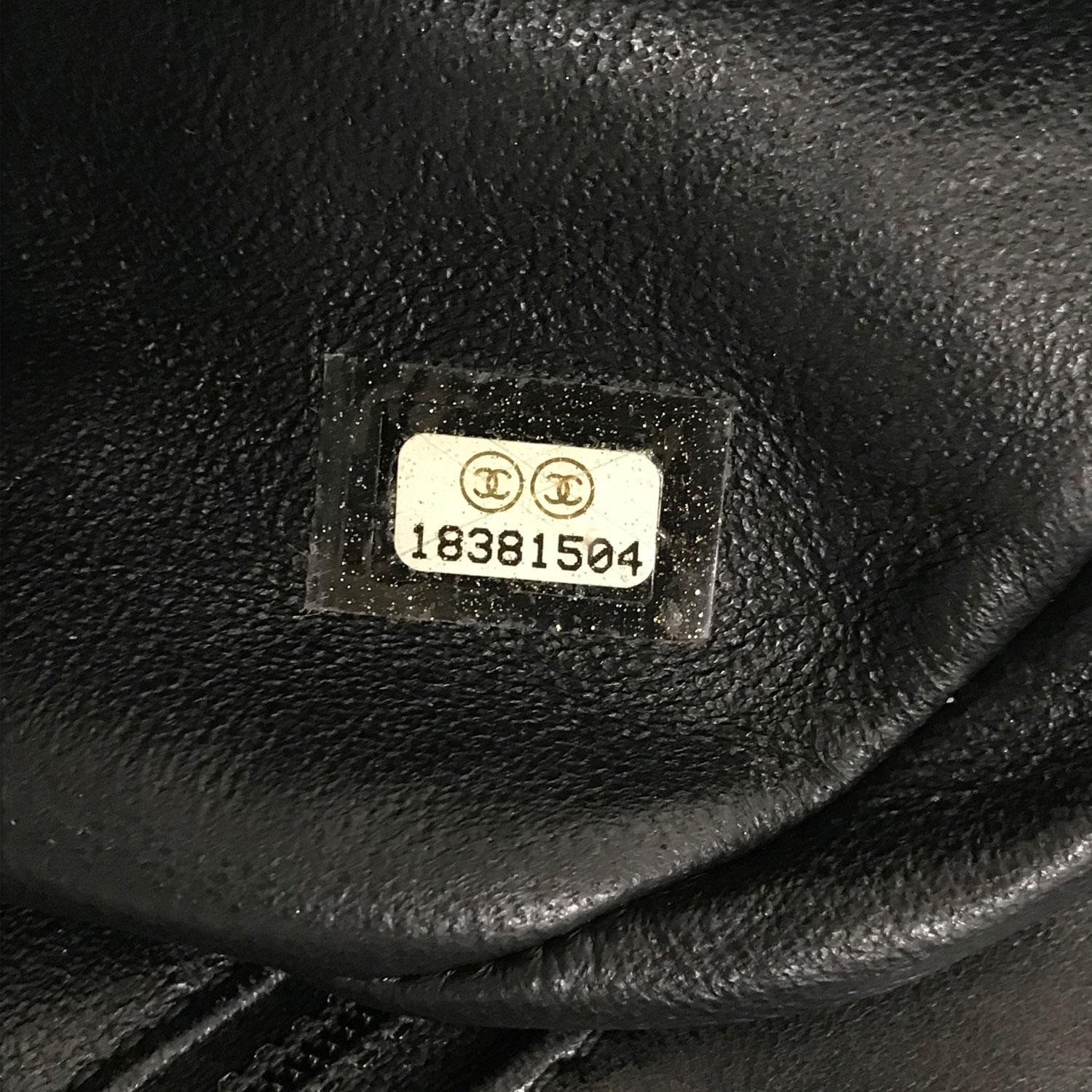 Chanel Schwarz Classic Twist Crescent Flap Tasche 7