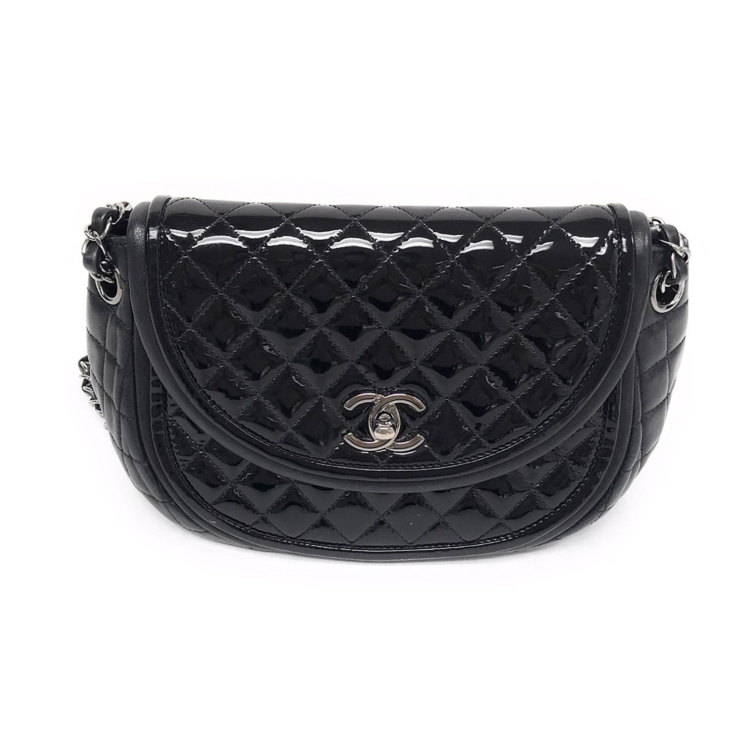 Aus der Herbstkollektion 2013. Schwarze gesteppte Chanel Classic Twist Crescent Flap Tasche aus Lackleder mit silberfarbener Hardware:: verstellbarem Schulterriemen aus Kettengliedern:: schwarzem Lederfutter:: einem einzelnen Reißverschlussfach an