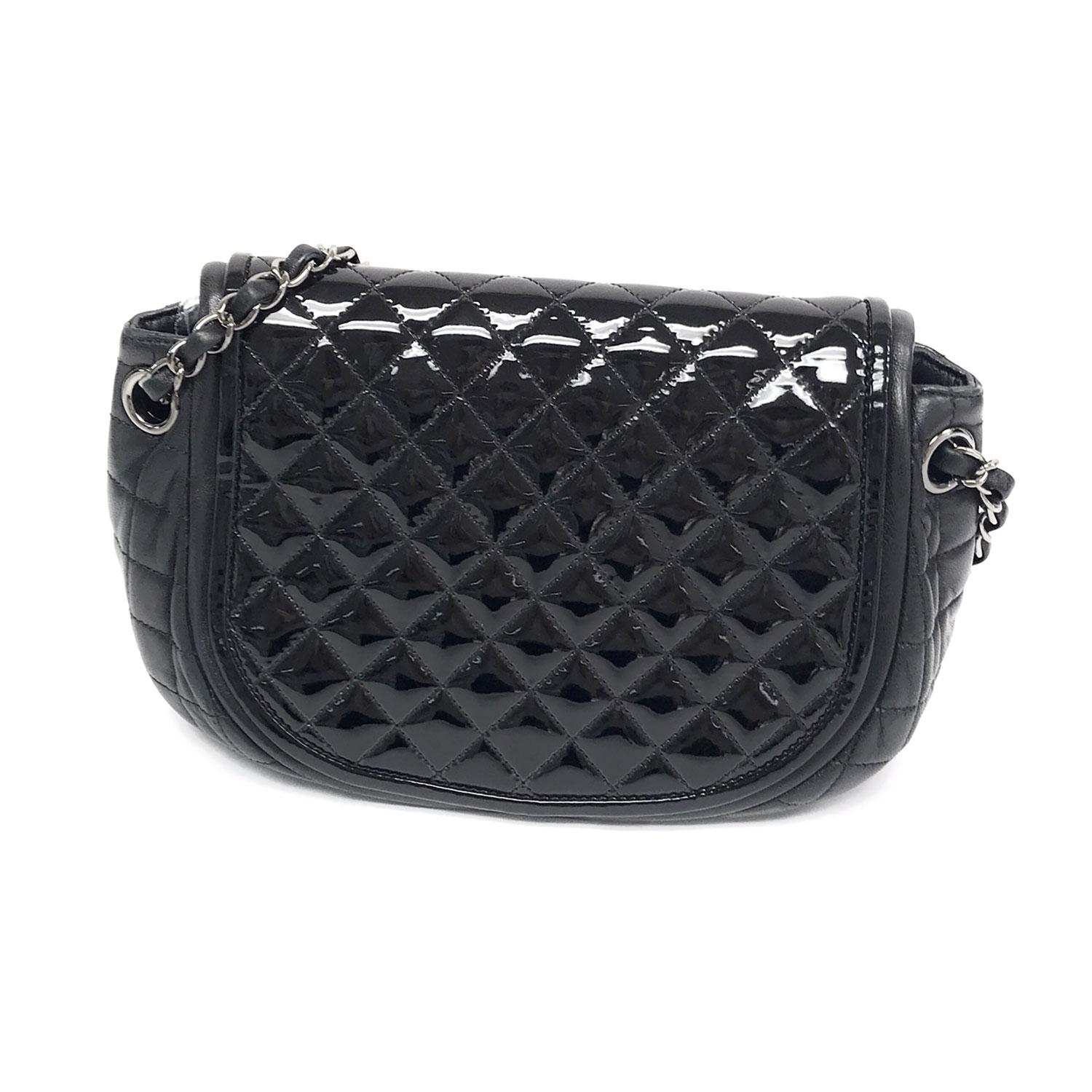 Chanel Schwarz Classic Twist Crescent Flap Tasche im Zustand „Gut“ in Scottsdale, AZ