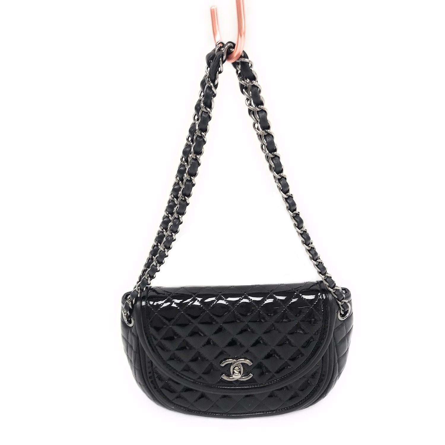 Chanel Schwarz Classic Twist Crescent Flap Tasche Damen