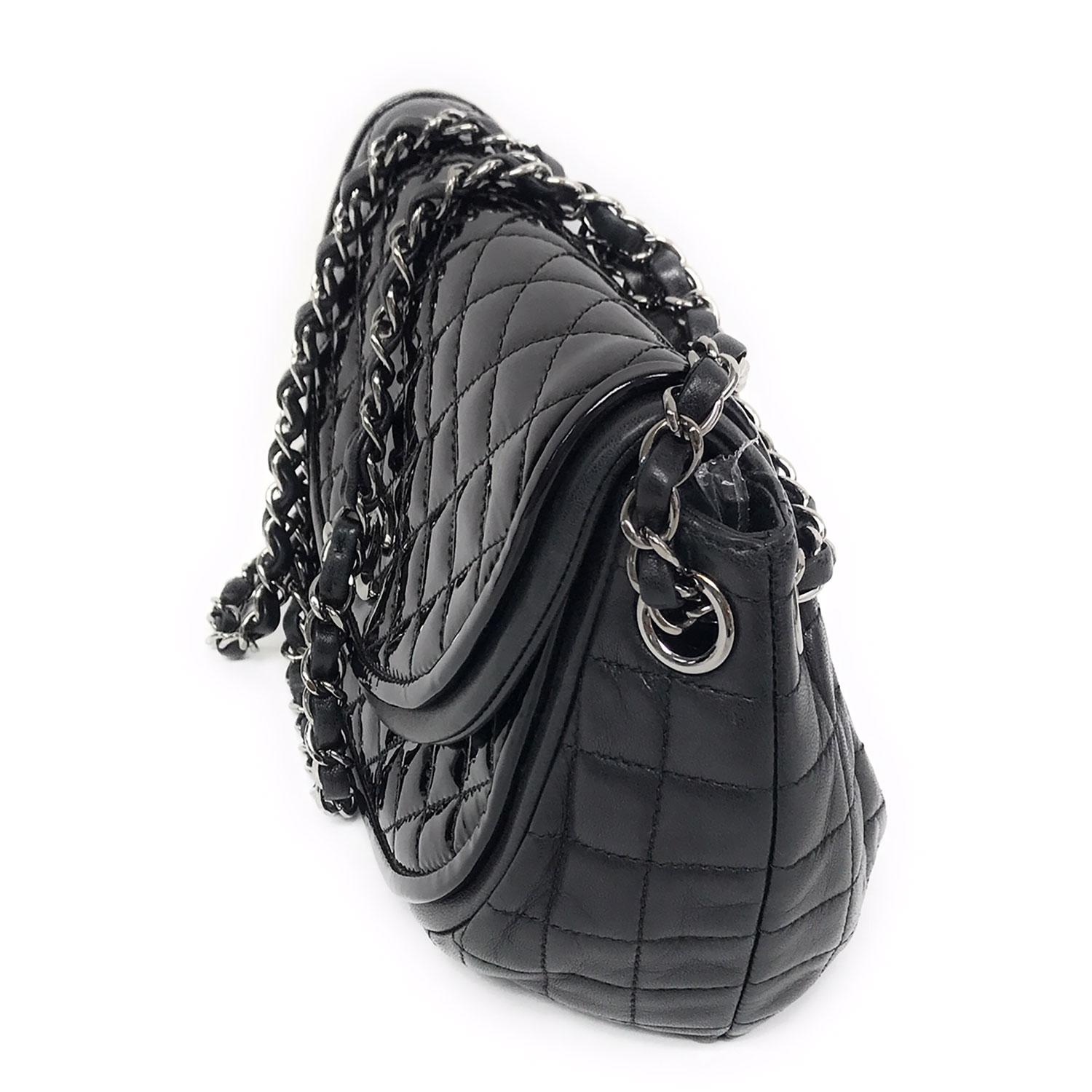 Chanel Schwarz Classic Twist Crescent Flap Tasche 1