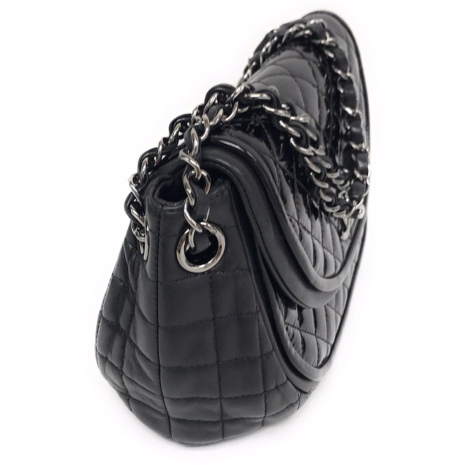 Chanel Schwarz Classic Twist Crescent Flap Tasche 2