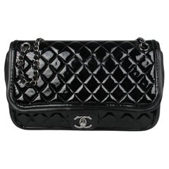 Chanel - Sac à rabat en cuir verni Classic Twist noir avec bordure en peau d'agneau