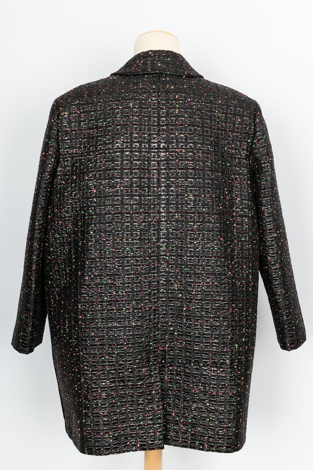 Chanel Schwarzer Mantel mit mehrfarbigen Flecken im Zustand „Hervorragend“ im Angebot in SAINT-OUEN-SUR-SEINE, FR
