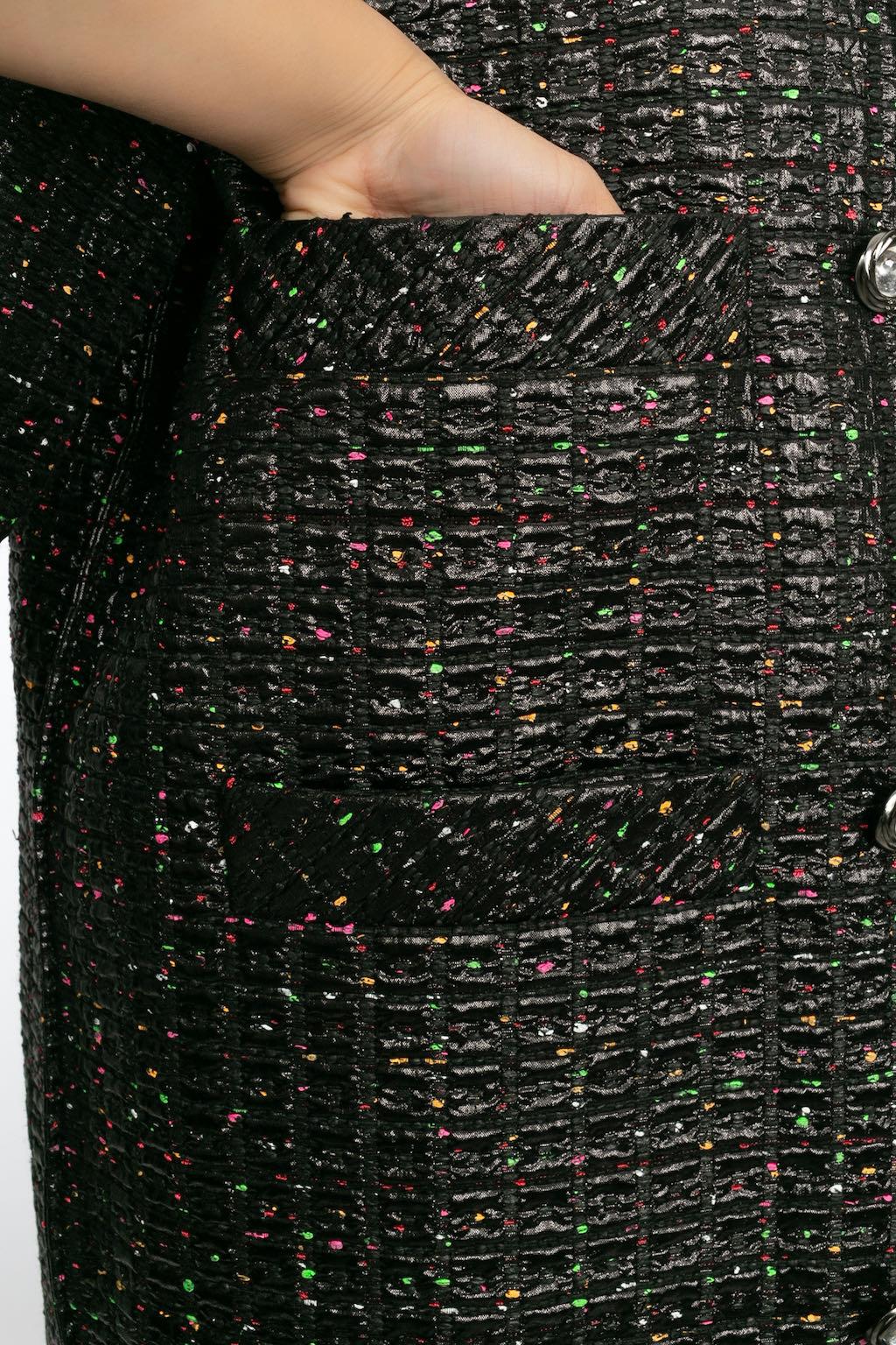 Chanel Schwarzer Mantel mit mehrfarbigen Flecken im Angebot 3