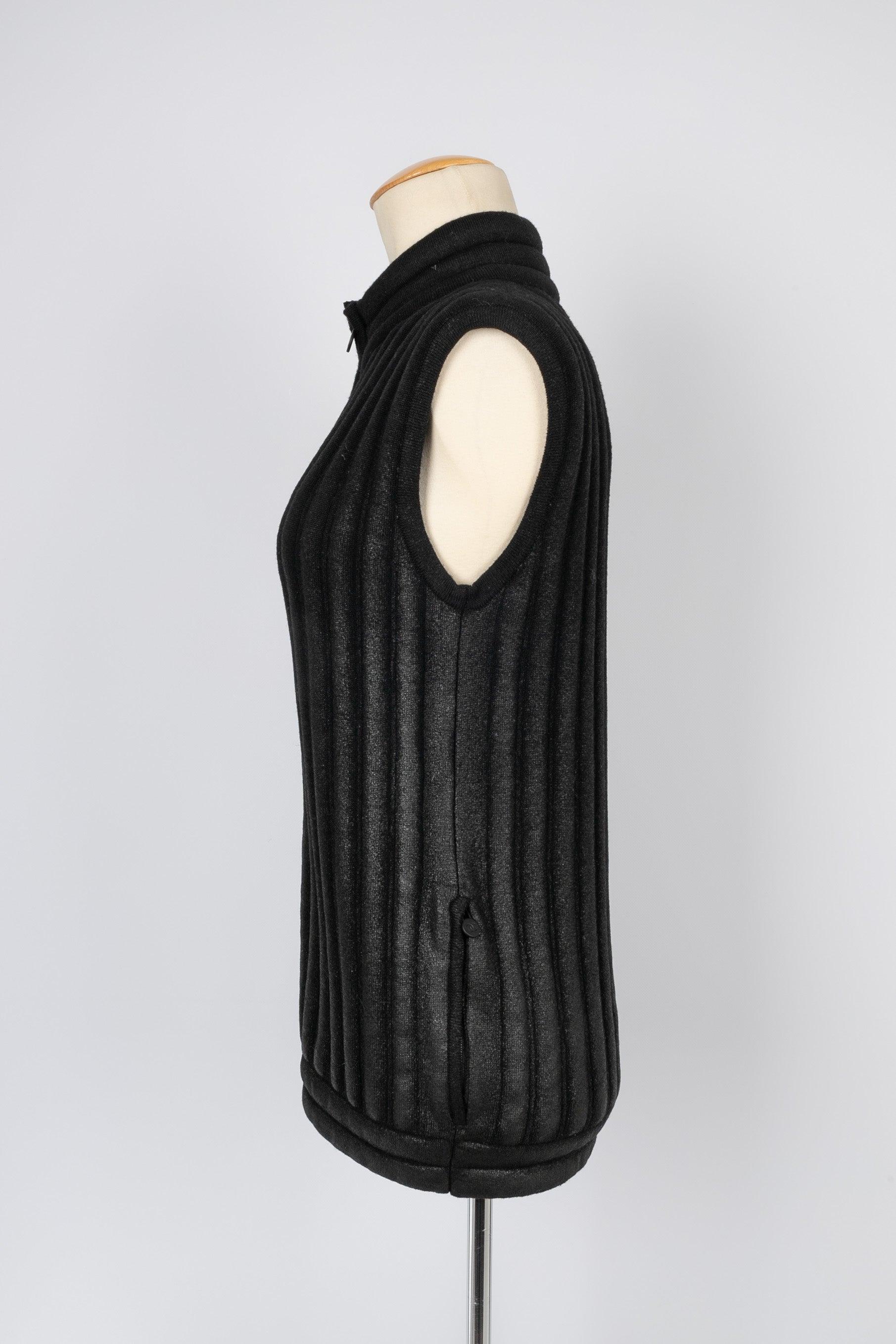 Chanel - Cardigan en maille de velours côtelé enduit noir. Pas de Label de taille ni de composition, il convient à un 38FR.

Informations complémentaires :
Condit : Très bon état.
Dimensions : Poitrine : 45 cm - Longueur : 63 cm

Référence du