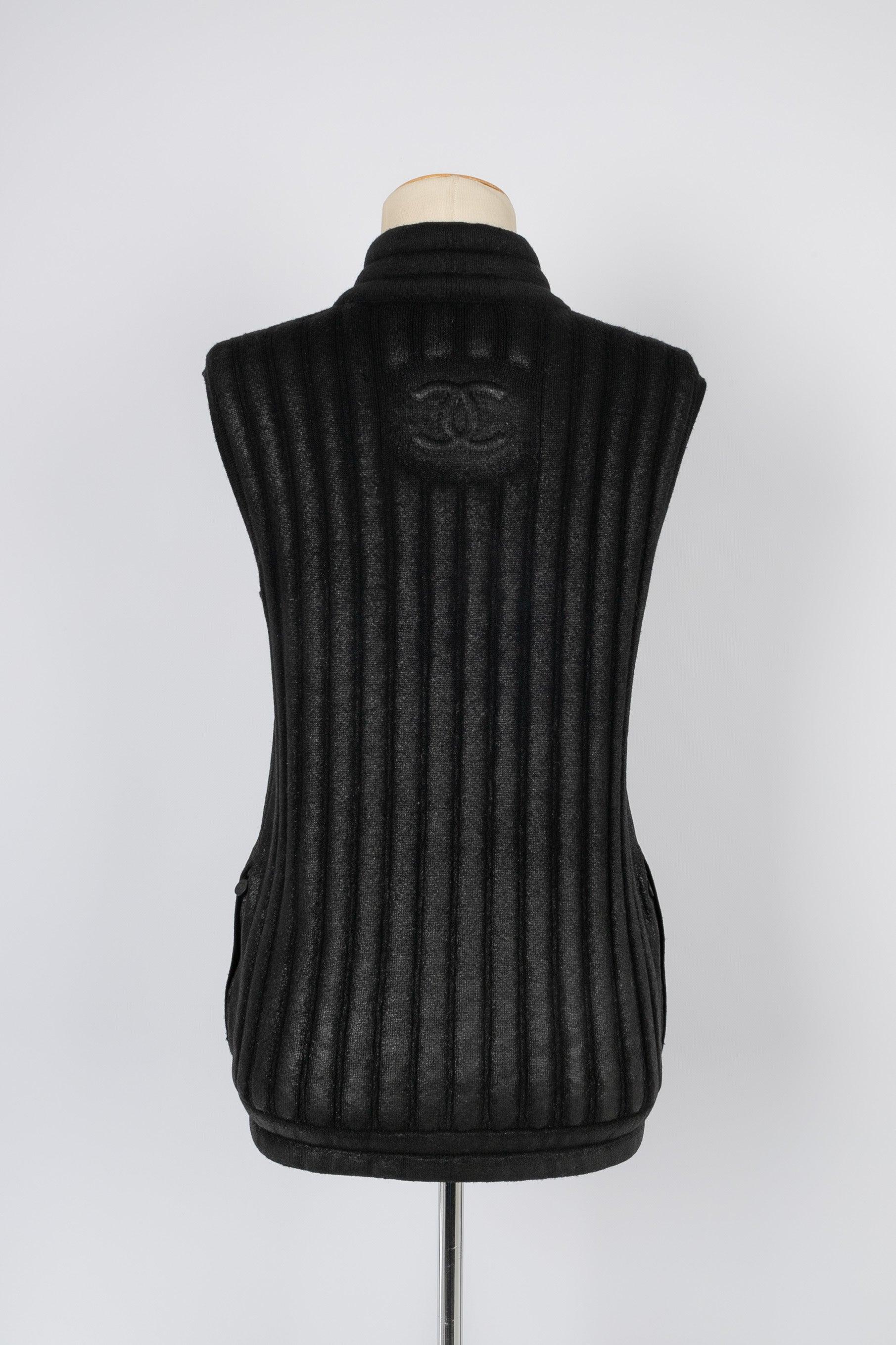 Chanel Black Coated Corduroy Mesh Sleeveless Cardigan In Excellent Condition For Sale In SAINT-OUEN-SUR-SEINE, FR