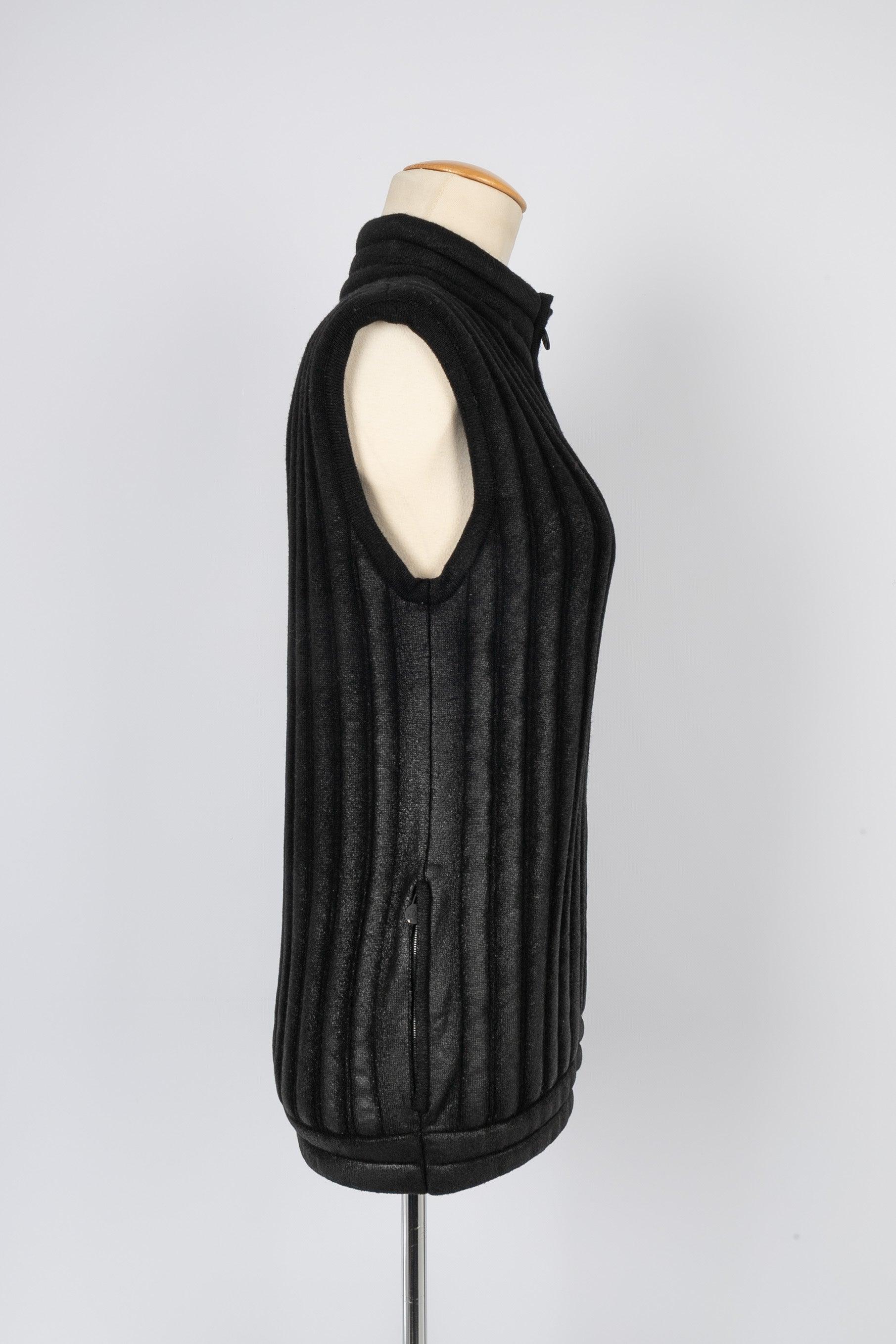 Chanel Schwarze ärmellose Strickjacke aus beschichtetem Kordgeflechtgeflecht Damen im Angebot