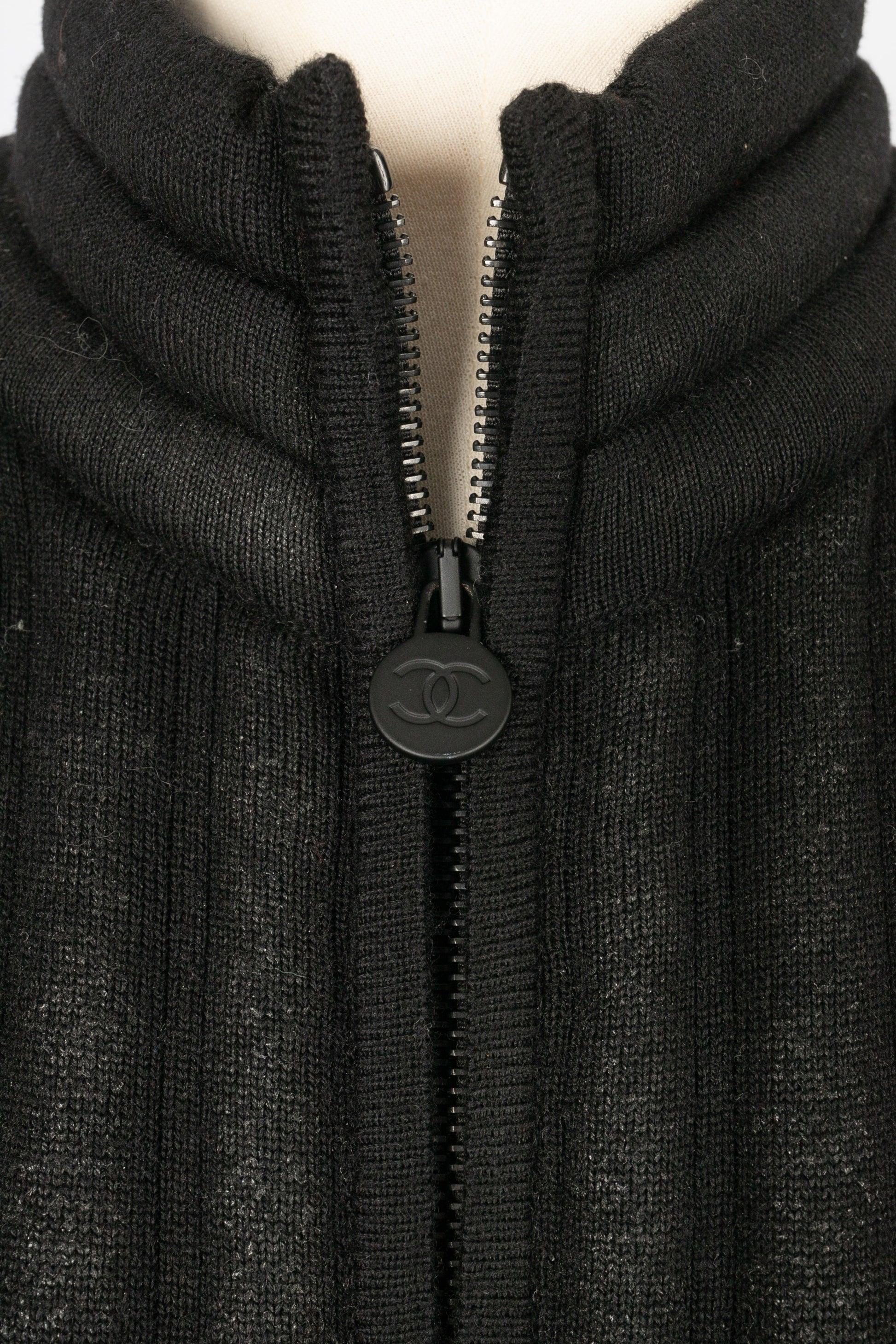 Chanel Schwarze ärmellose Strickjacke aus beschichtetem Kordgeflechtgeflecht im Angebot 1