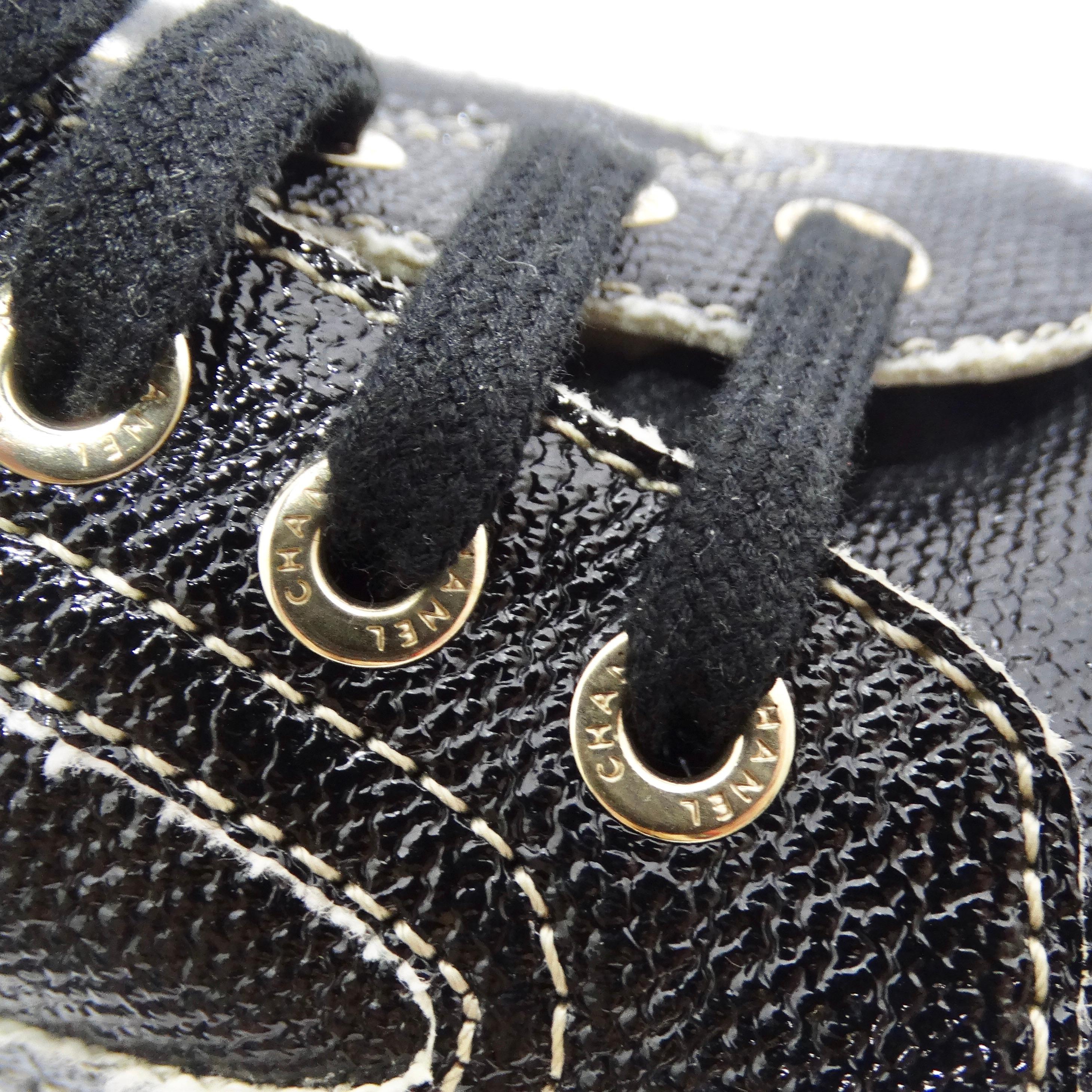 Baskets Chanel en toile noire à lacets en vente 6