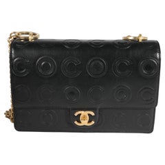 Chanel - Sac à bandoulière à rabat en cuir embossé Coco noir