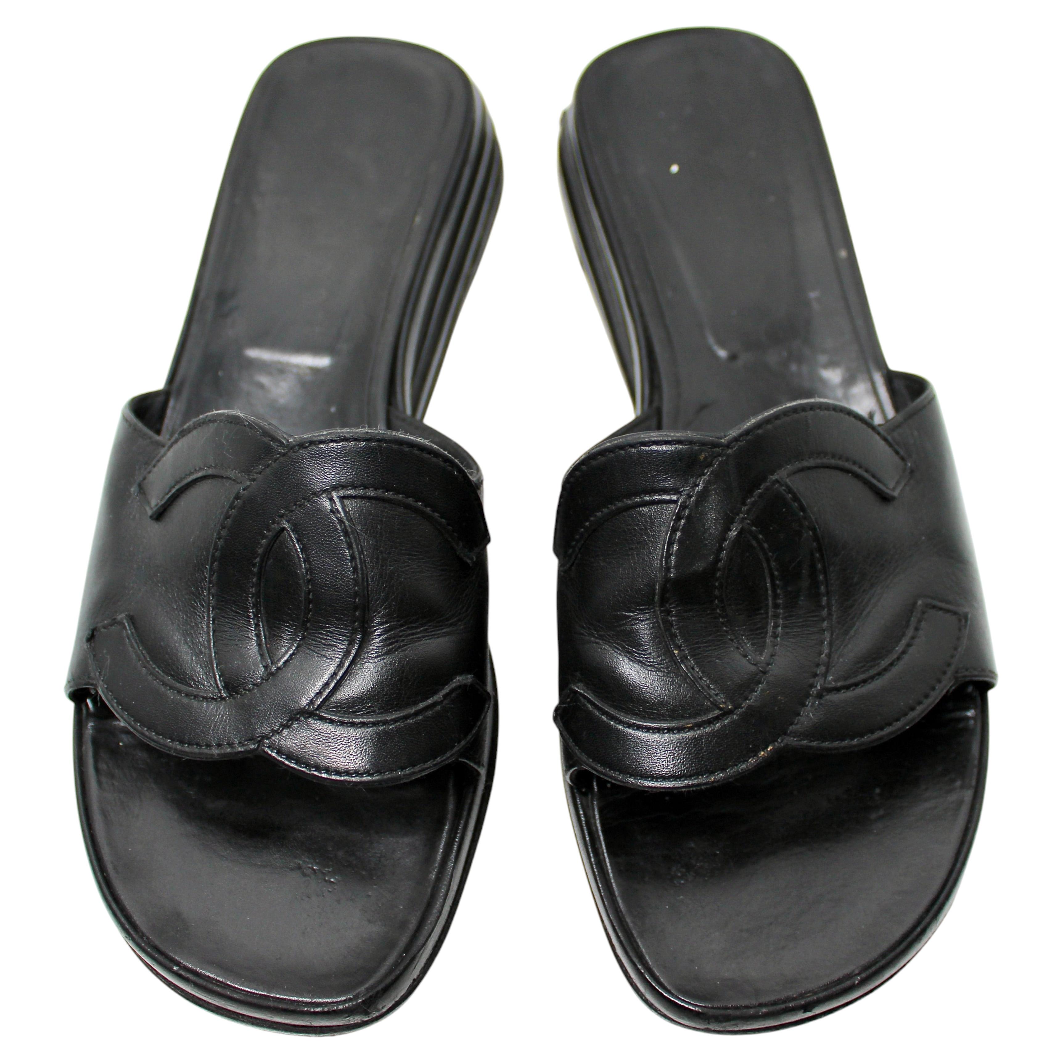 Sandalias de piel negras de Chanel con el logotipo «Coco Chanel», de alrededor del año 2000