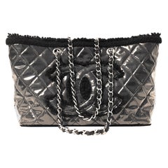 Chanel Schwarz Coco Vinyl Tweed Fringe Shearling Tote