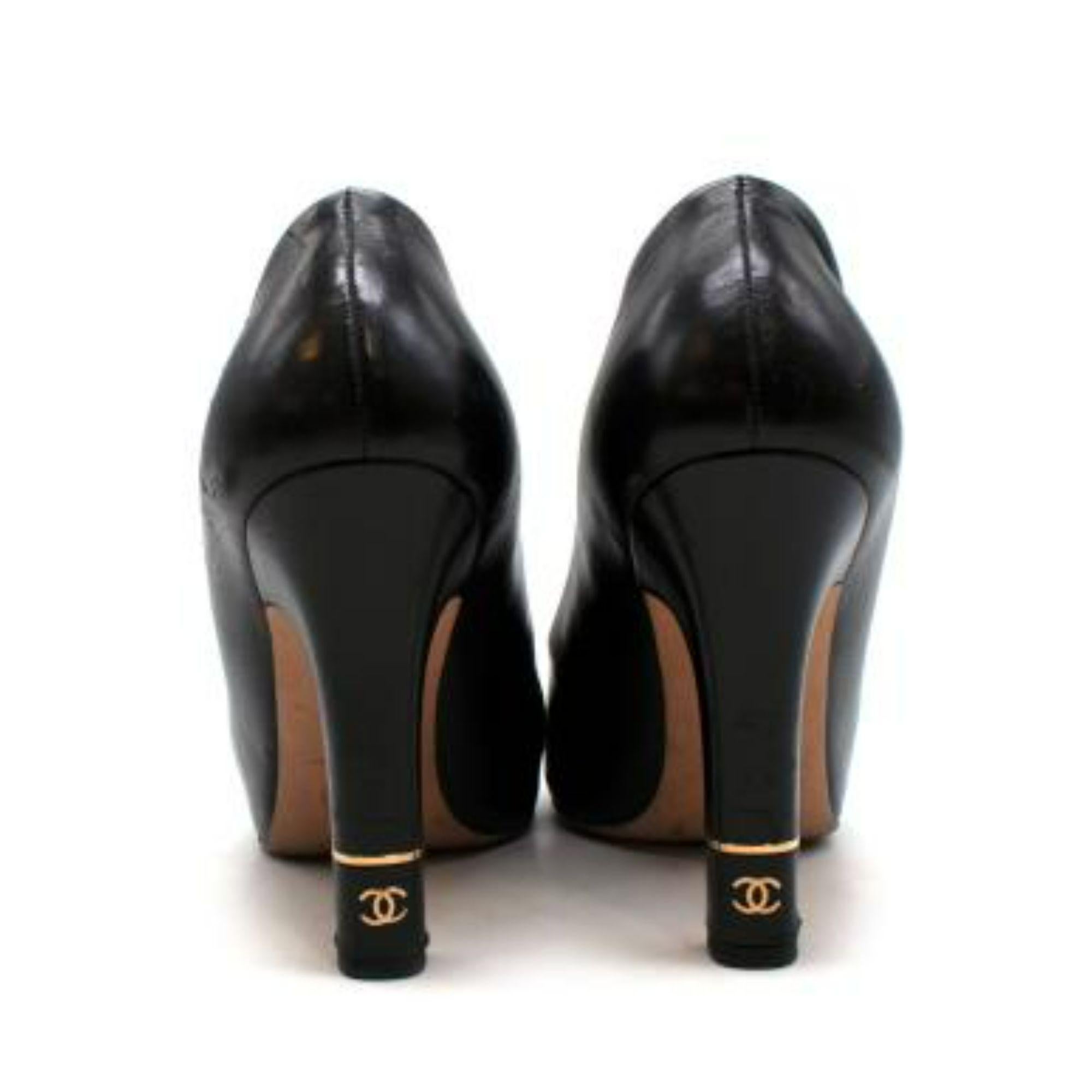 Chanel Black Contrast Cap-toe Pumps In Good Condition For Sale In London, GB