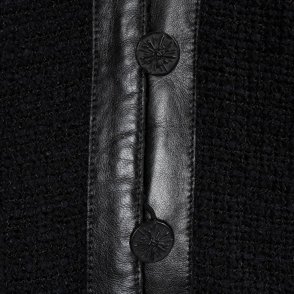 CHANEL black cotton 2004 04A LEATHER TRIM TWEED Coat Jacket 40 M For Sale 3