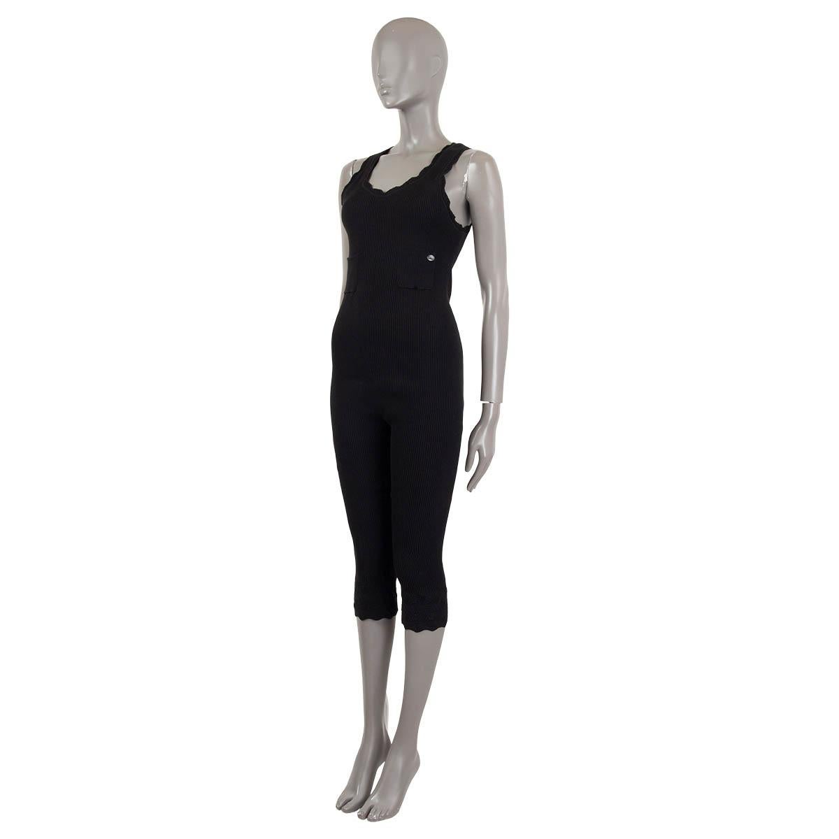 100% authentic Chanel sleeveless rib-knit bodycon jumpsuit in black cotton (100%) featuring two chest patch pockets. Opens with a zipper in the back. Unlined. Has been worn and is in excellent condition.

2018