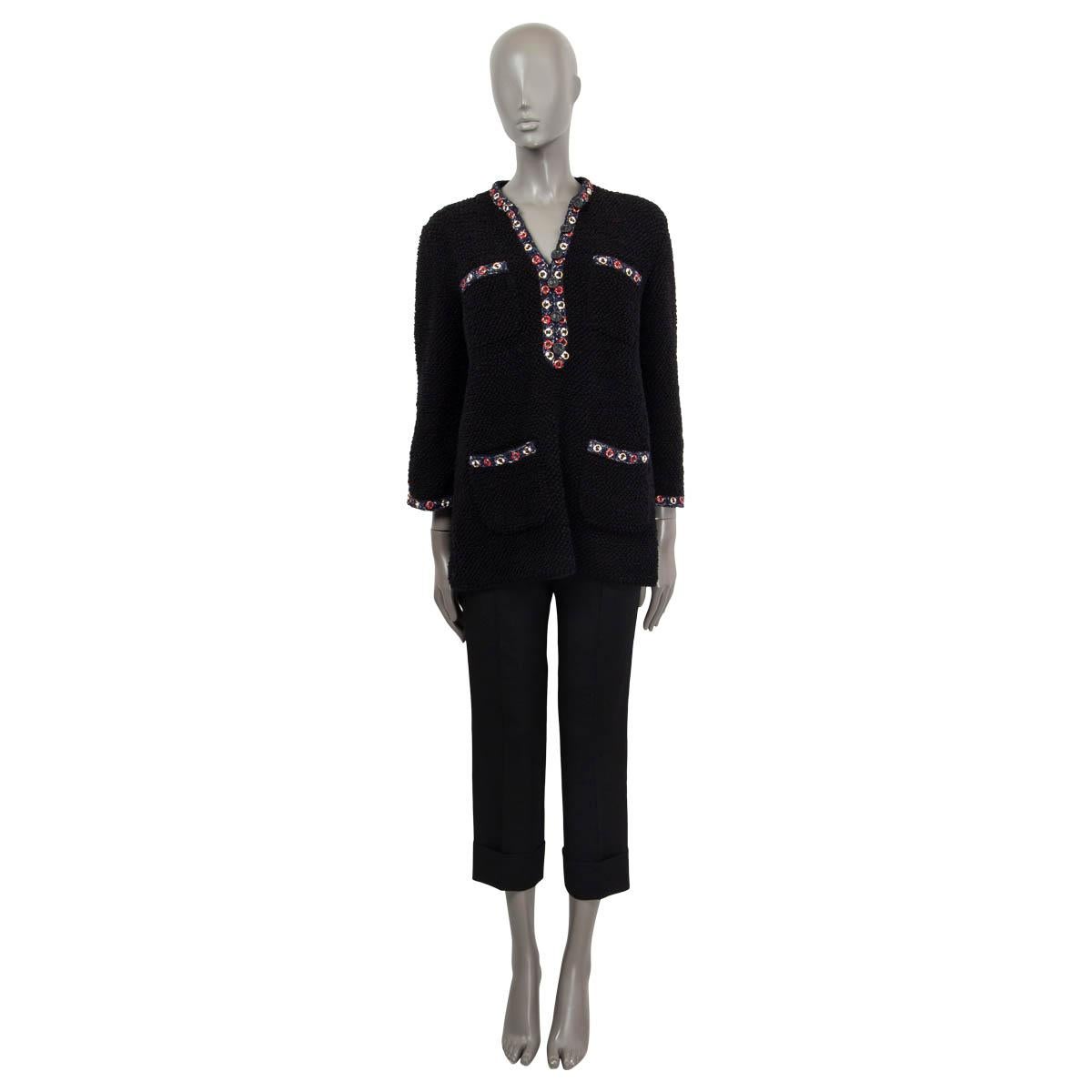 100% authentique Chanel 2019 La Pausa chunky knit tunic en coton noir (77%), polyamide (19%) et polyester (4%). Il comporte quatre poches plaquées sur le devant et est orné d'une bordure contrastée en marine, rouge et blanc. S'ouvre avec les boutons