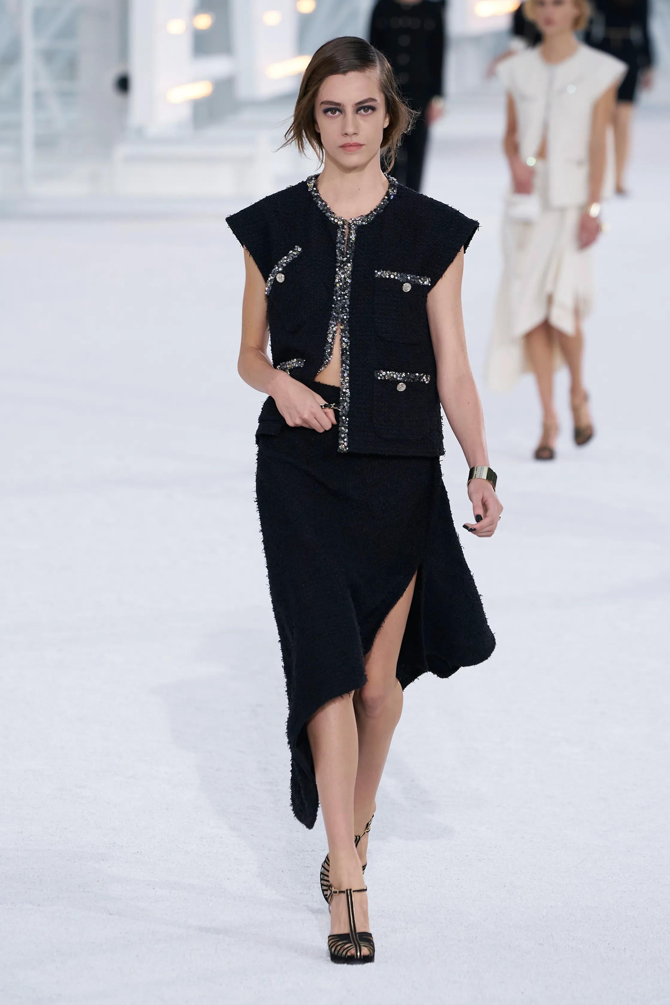 CHANEL black cotton 21S SEQUIN TRIM TWEED Vest Jacket 38 S For Sale 4