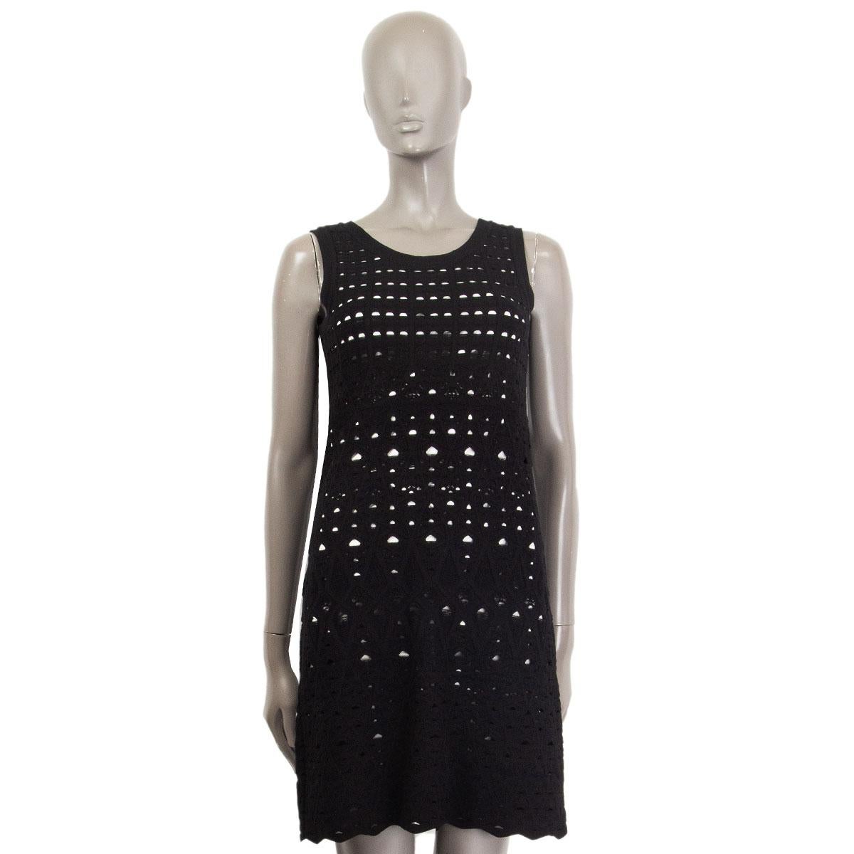 100% authentique Chanel robe évasée en crochet en viscose (67%) polyester (33%) noir et blanc avec une encolure ronde. Sans manches, tissu élastique et petit logo CC noir en haut du dos. Doublure en viscose blanche (67%) et polyester (33%). Robe à