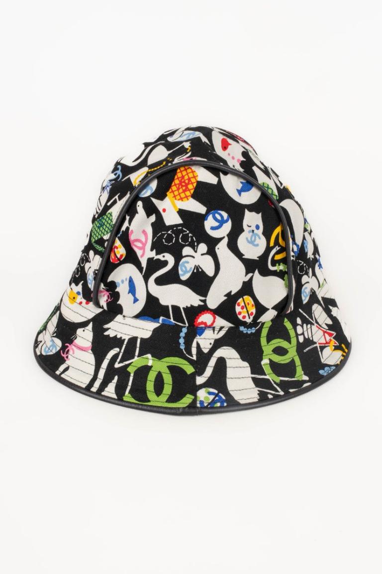 CHANEL -Black cotton bucket hat printed with animals and multicolored logos. 2007 Spring-Summer Collection under the artistic direction of Karl Lagarfeld

Additional information:
Condition: Very good condition
Dimensions: Size 57

Seller Reference: