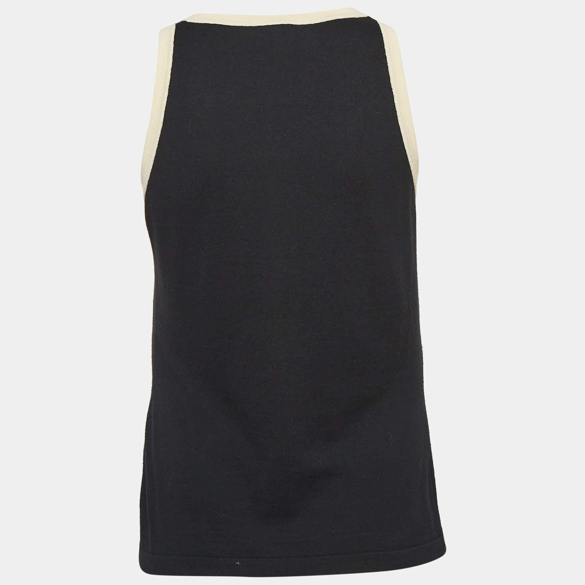 Ce haut de créateur est synonyme de style et de confort. Confectionnée à partir des meilleurs tissus, la création a fait l'objet d'une attention toute particulière. Portez-la avec un jean et des chaussures plates.