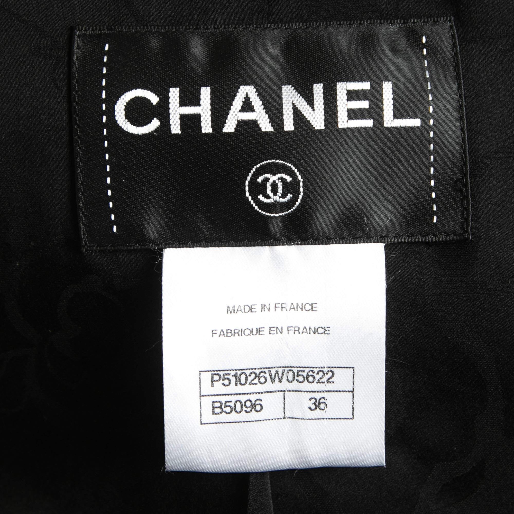 Chanel Schwarze kragenlose Jacke aus Baumwolle und Spitze mit Knopfleiste vorne  im Zustand „Hervorragend“ im Angebot in Dubai, Al Qouz 2